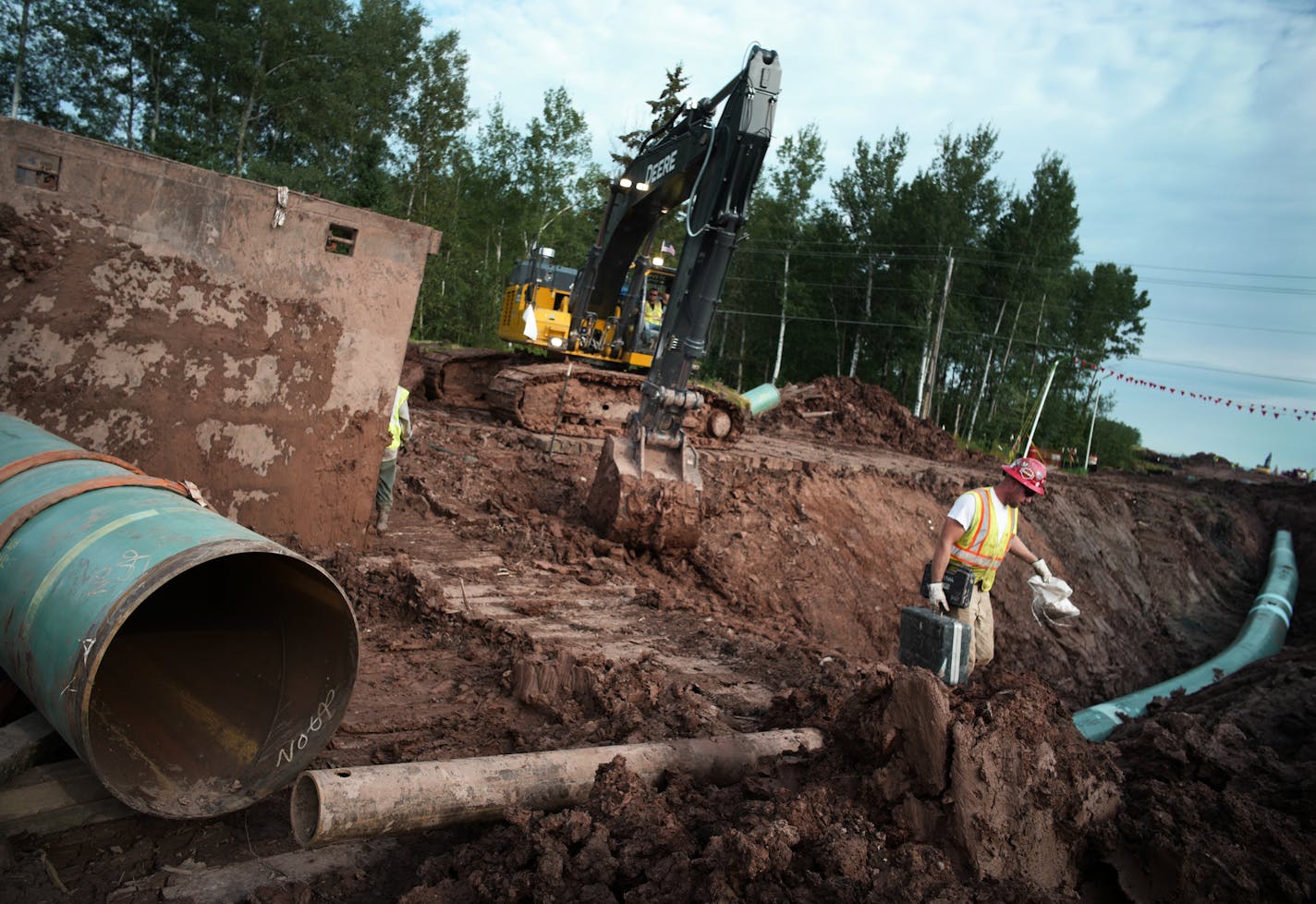 Workers make sure that each section of the replacement Line 3 that is joined passes muster.]Enbridge already has started building the 14-mile stretch of Line 3 from the Minnesota line to its terminal in Superior, Wis.Richard Tsong-Taatarii &#x2022; richard.tsong-taatarii@startribune.com ORG XMIT: MIN1708292147144088