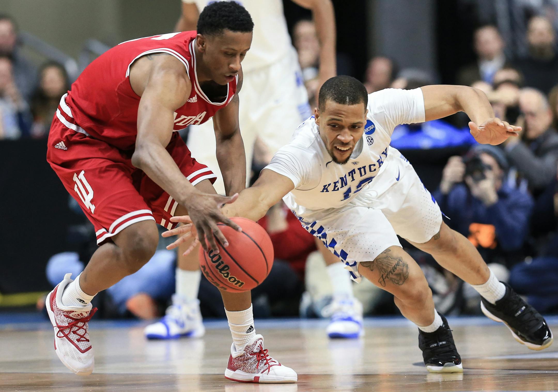 Kentucky's Isaiah Briscoe, right, steals the ball from Indiana's Troy Williams (5) during a second-round men's college basketball game in the NCAA Tournament in Des Moines, Iowa, Saturday, March 19, 2016. (AP Photo/Nati Harnik)