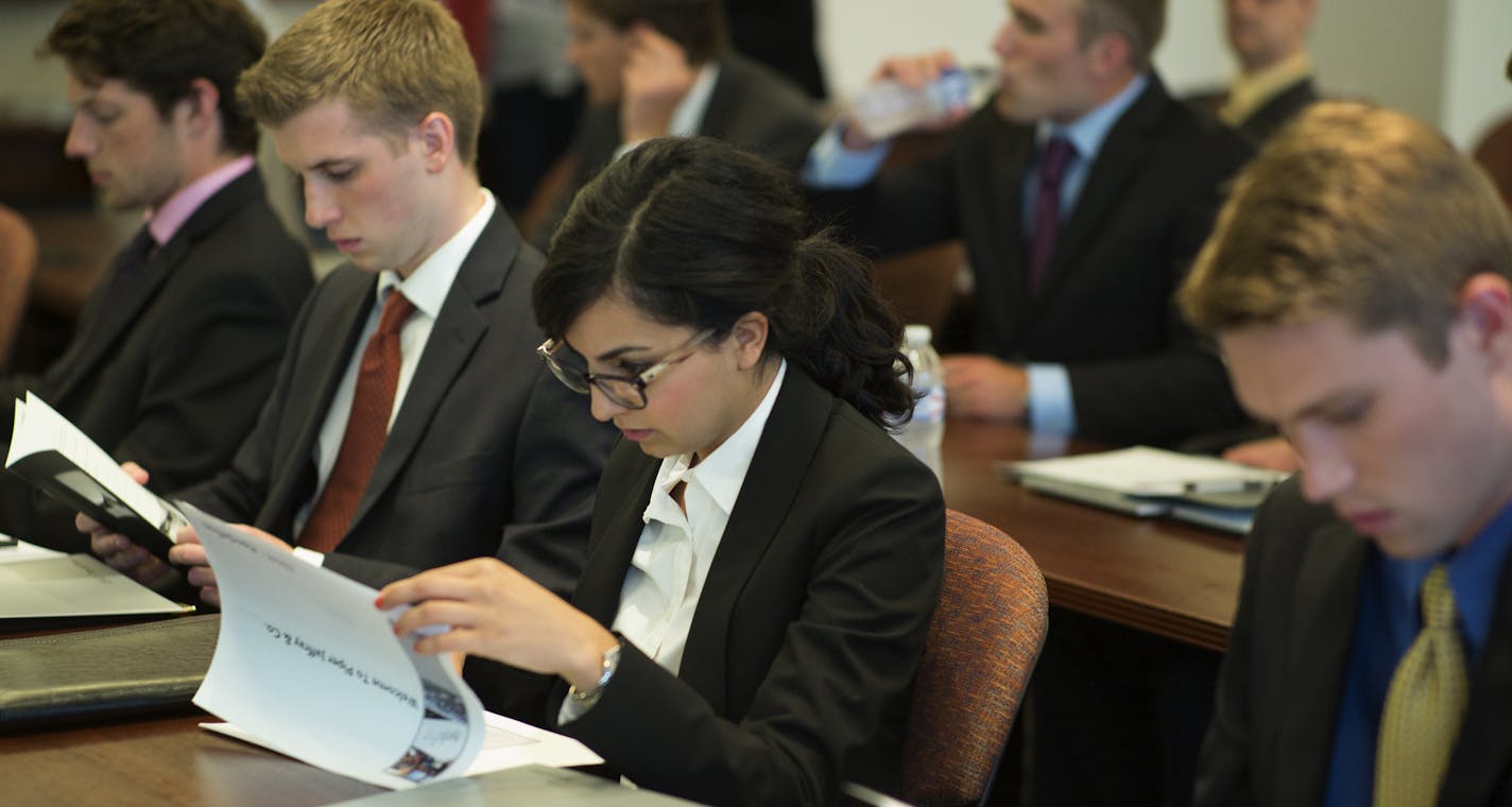 At Piper Jaffray headquarters in downtown Minneapolis, St. Olaf students including Kelly Montoya interested in breaking into the world of finance got a tour of the trading floor and introduction to finance . ] Richard Tsong-Taatarii/rtsong-taatarii@startribune.com