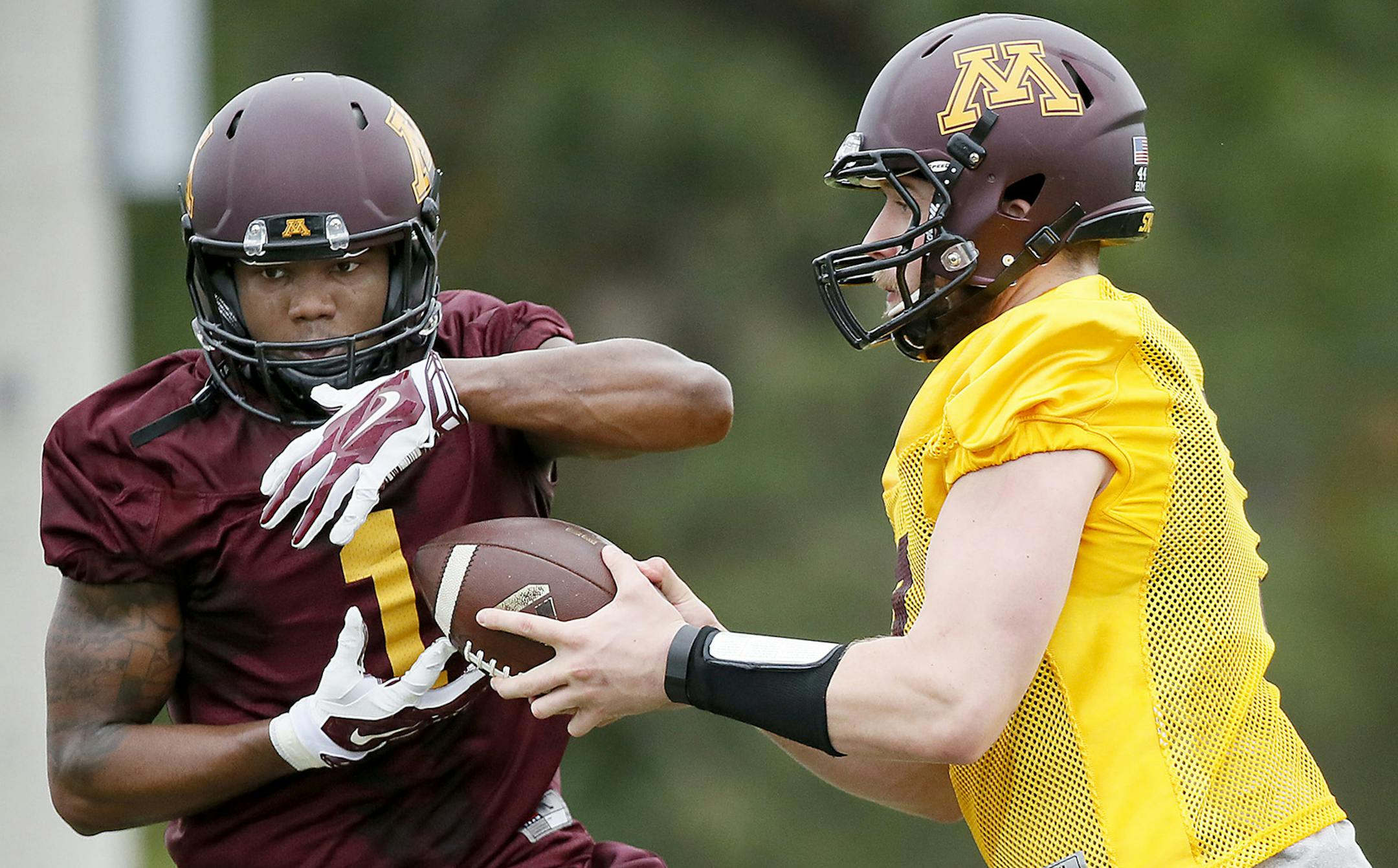 Minnesota's quarterback Mitch Leidner handed the football off to wide receiver KJ Maye during a practice at Freedom High School, Friday, December 26, 2014 in Orlando, FL. ] (ELIZABETH FLORES/STAR TRIBUNE) ELIZABETH FLORES • eflores@startribune.com