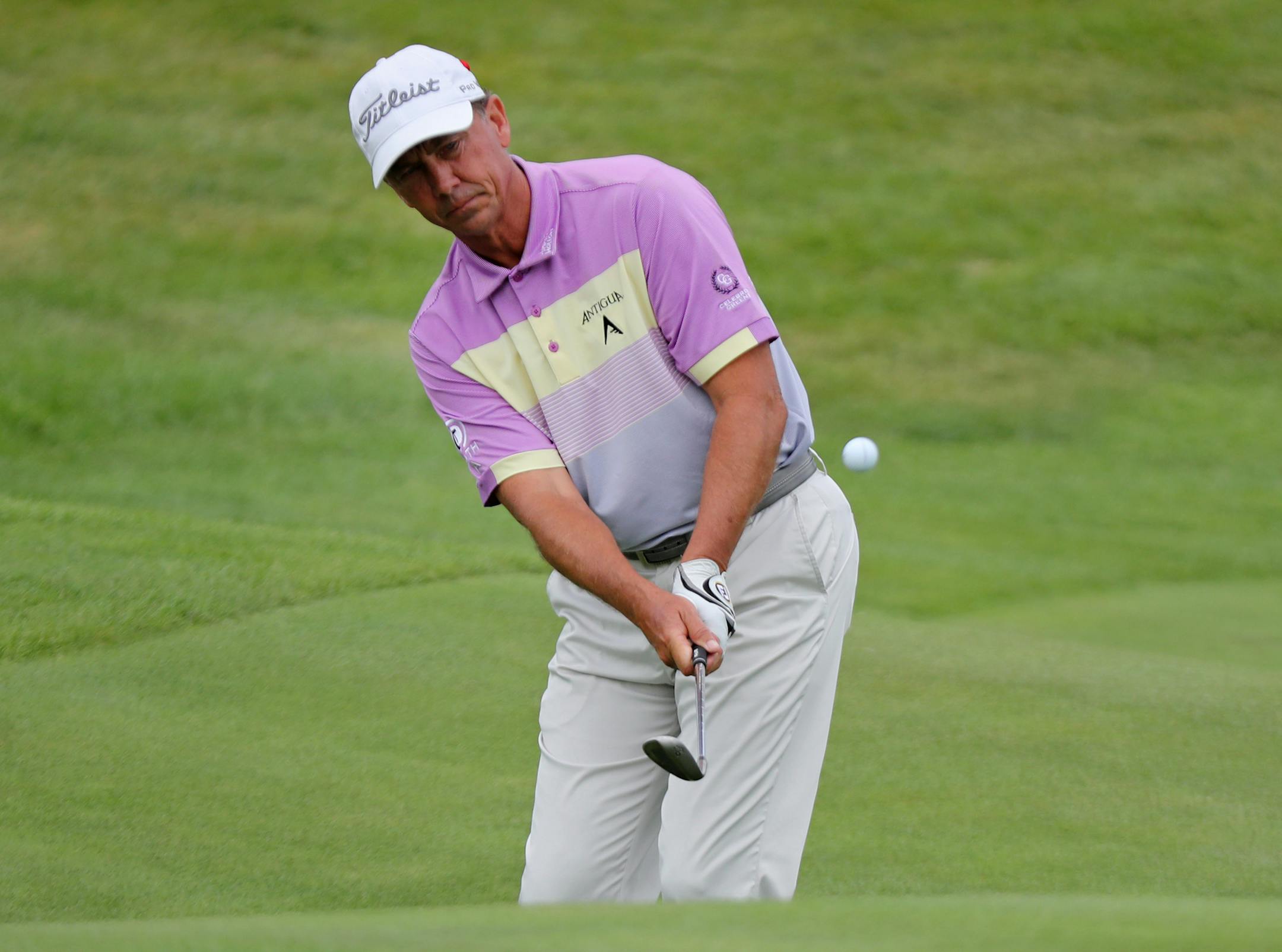 Jerry Smith was atop the leaderboard at 8 under par after the first say of the 3M Championship at TPC in Blaine, Minn. In this photo, Smith chipped onto the 17th green.] Shari L. Gross • shari.gross@startribune.com Opening round of the 3M Championship at the TPC in Blaine, Minn. on Friday, August 3, 2018.