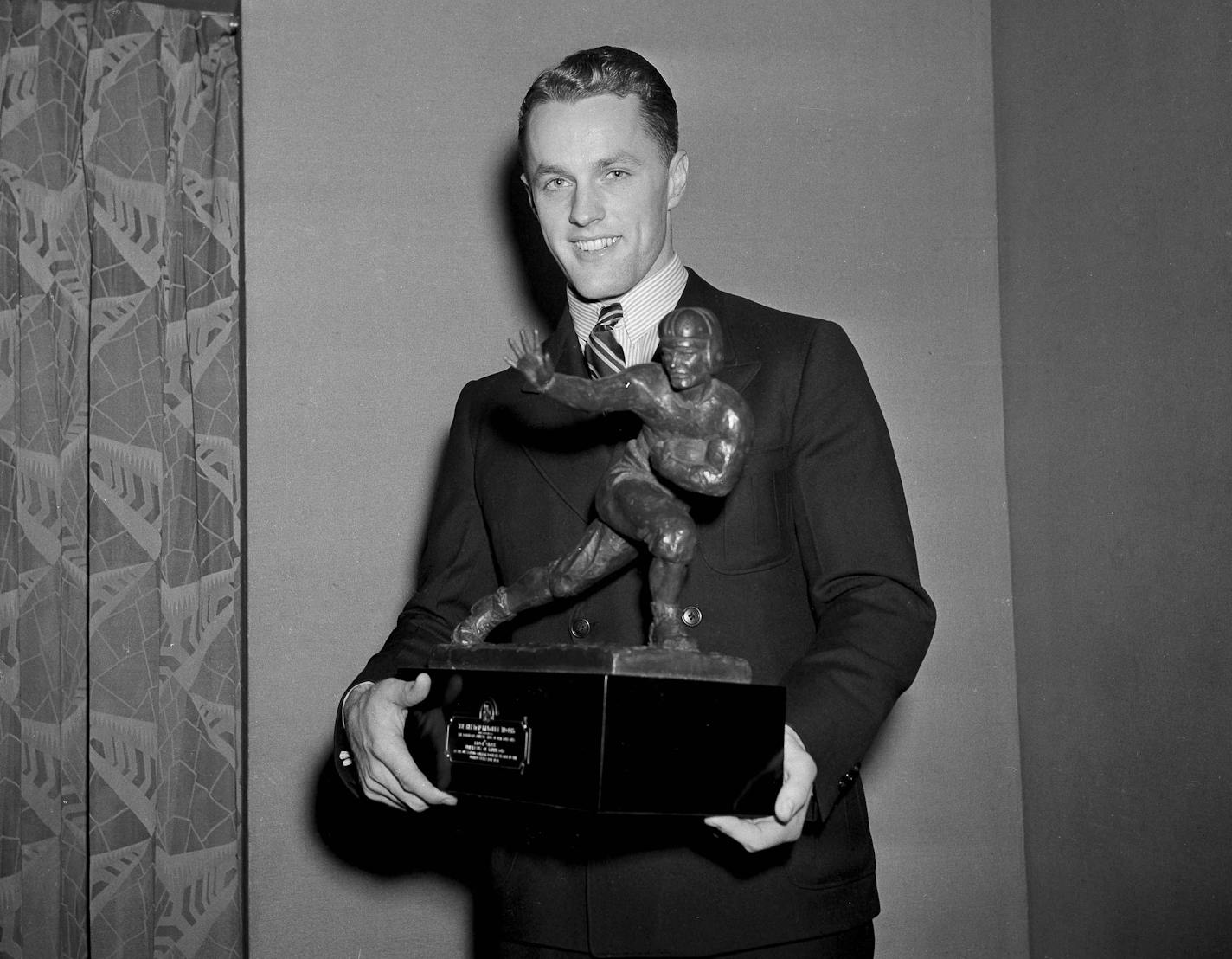 Gophers halfback Bruce Smith received the Heisman trophy in New York on Dec. 9, 1941.