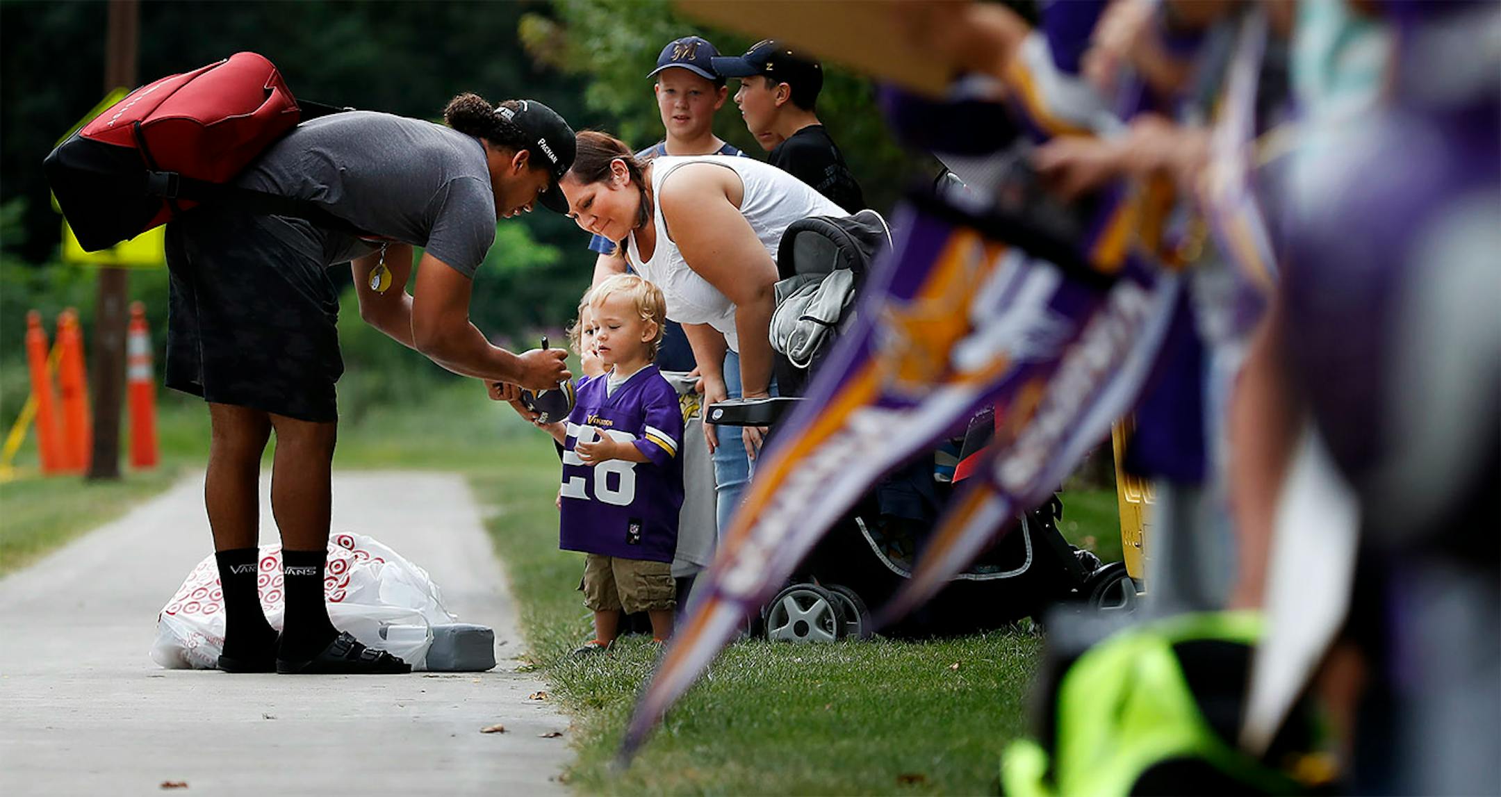 Eric Kendricks signed an autograph for Joe Nelson, 2 of Monticello.