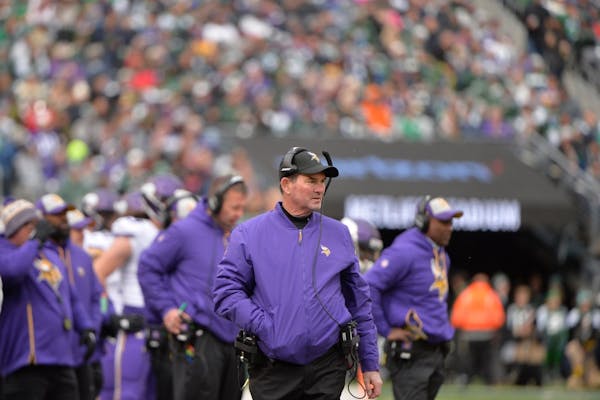 Mike Zimmer's daughter defends her dad, rips Vikings fans