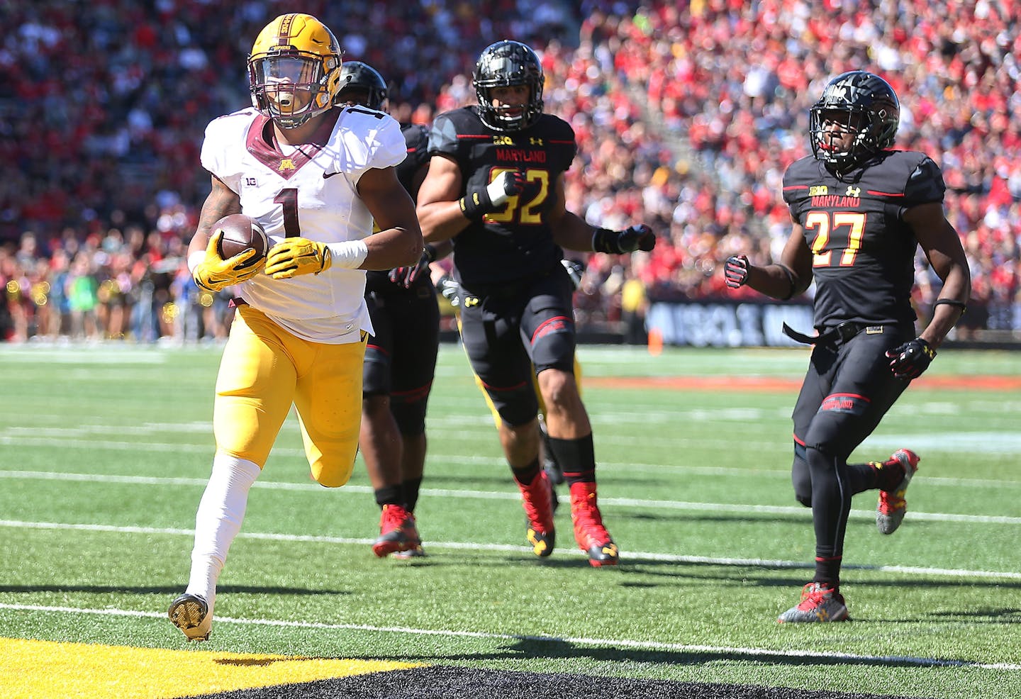 Minnesota's running back Rodney Smith ran the ball into the end zone for a touchdown in the second quarter as Minnesota took on Maryland at Capital One Field at Maryland Stadium in College Park, MD, Saturday, October 15, 2016.