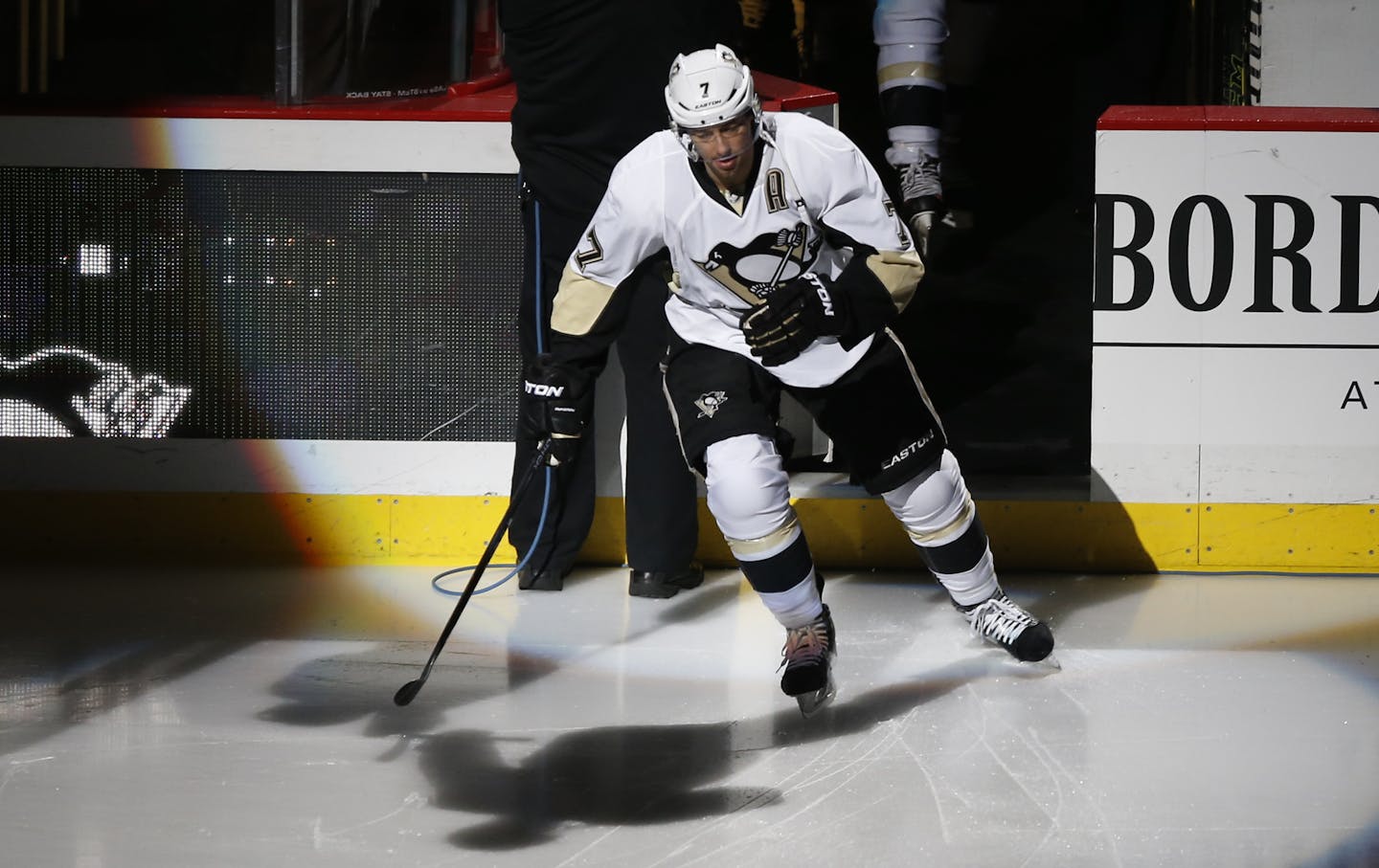 Pittsburgh Penguins' Matt Cullen (7) takes the ice for an NHL hockey game against the Philadelphia Flyers, Sunday, April 3, 2016 in Pittsburgh. (AP Photo/Keith Srakocic)