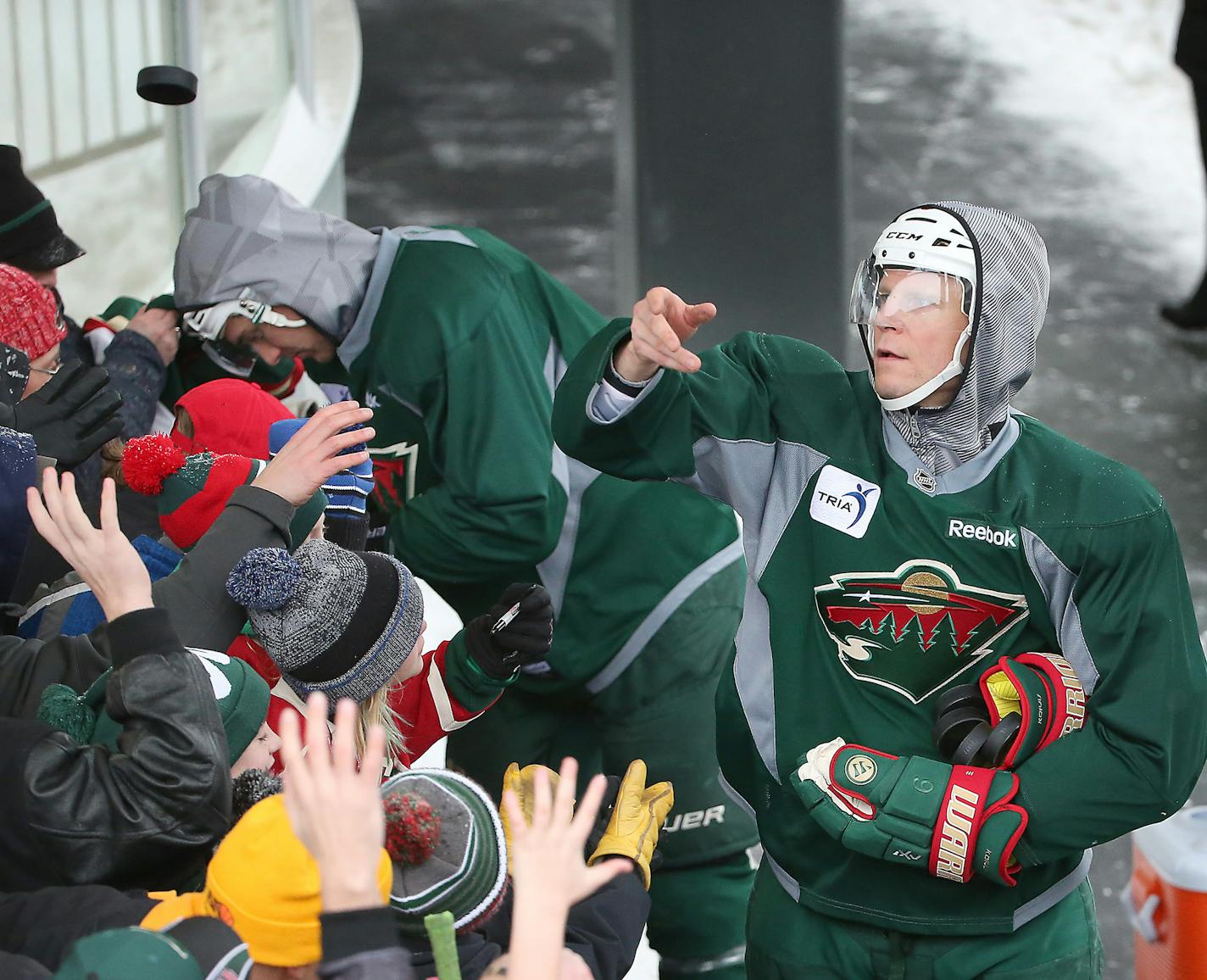 Mikko Koivu flipped pucks to fans after practice at the Backyard outdoor ice rink at Braemar Arena, Tuesday, December 29, 2015 in Edina, MN. ] (ELIZABETH FLORES/STAR TRIBUNE) ELIZABETH FLORES &#x2022; eflores@startribune.com