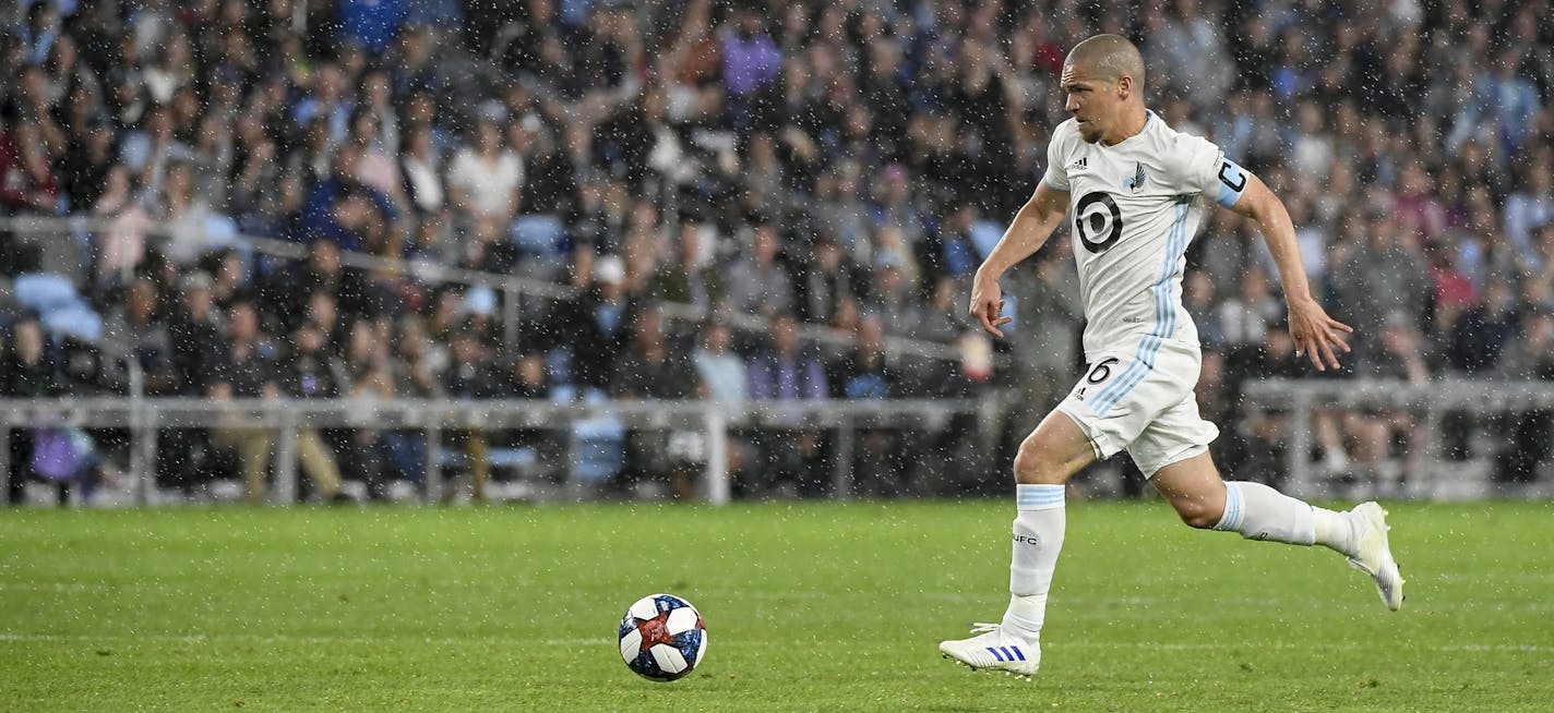 Minnesota United midfielder Osvaldo Alonso (6) broekd away from Los Angeles Galaxy defenders in the second half Wednesday. ] Aaron Lavinsky &#xa5; aaron.lavinsky@startribune.com Minnesota United FC played the Los Angeles Galaxy in an MLS soccer game on Wednesday, April 24, 2019 at Allianz Field in St. Paul, Minn.