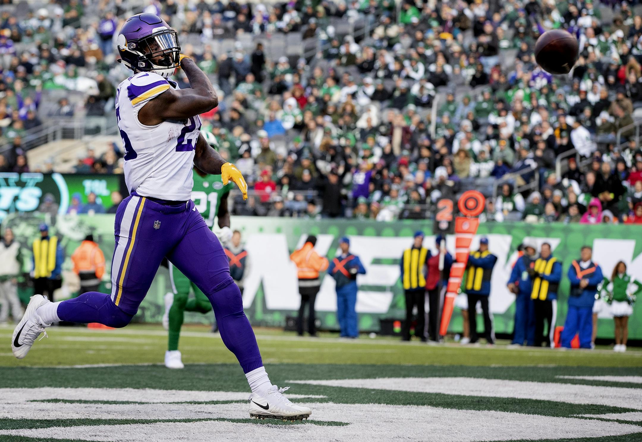 Latavius Murray (25) celebrated after an 11-yard touchdown in the third quarter.