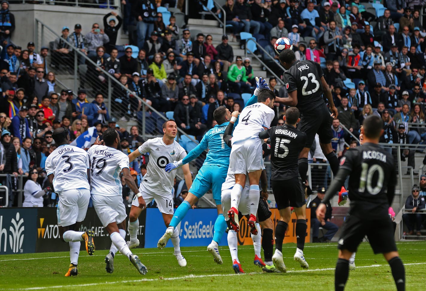 Donovan Pines(23) attempts a header against Loons goalie Vito Mannone(1).] The Loons take on D.C. United at Allianz Field in St. Paul, MN. RICHARD TSONG-TAATARII &#xa5; richard.tsong-taatarii@startribune.com