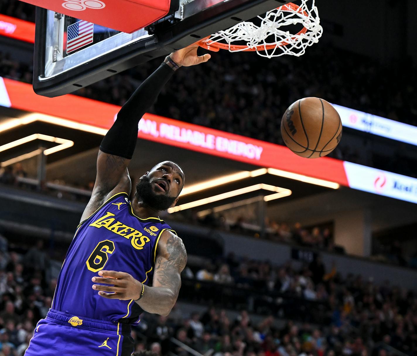 Los Angeles Lakers forward LeBron James (6) dunks the ball in the second half against the Minnesota Timberwolves Friday, March 31, 2023 at Target Center in Minneapolis, Minn.. ] AARON LAVINSKY • aaron.lavinsky@startribune.com