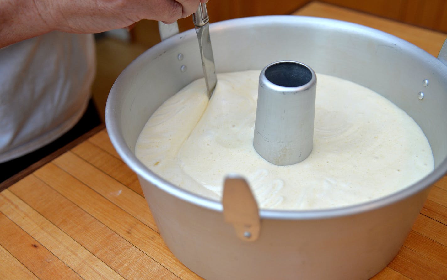 Remove large air bubbles caught in the cake batter with a flat-edge knife. ] (SPECIAL TO THE STAR TRIBUNE/BRE McGEE)