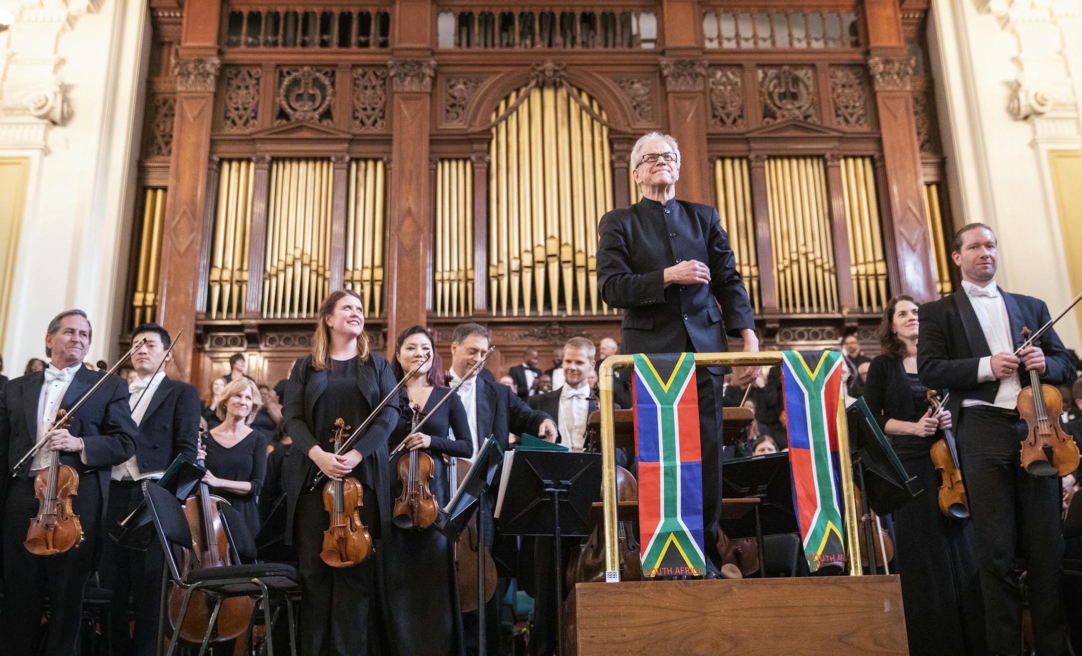 Minnesota Orchestra music director Osmo V&#x2030;nsk&#x2030; receives a standing ovation at the end of the concert. ] LEILA NAVIDI &#xef; leila.navidi@startribune.com BACKGROUND INFORMATION: The Minnesota Orchestra performs a concert at City Hall in Johannesburg on Saturday, August 18, 2018.