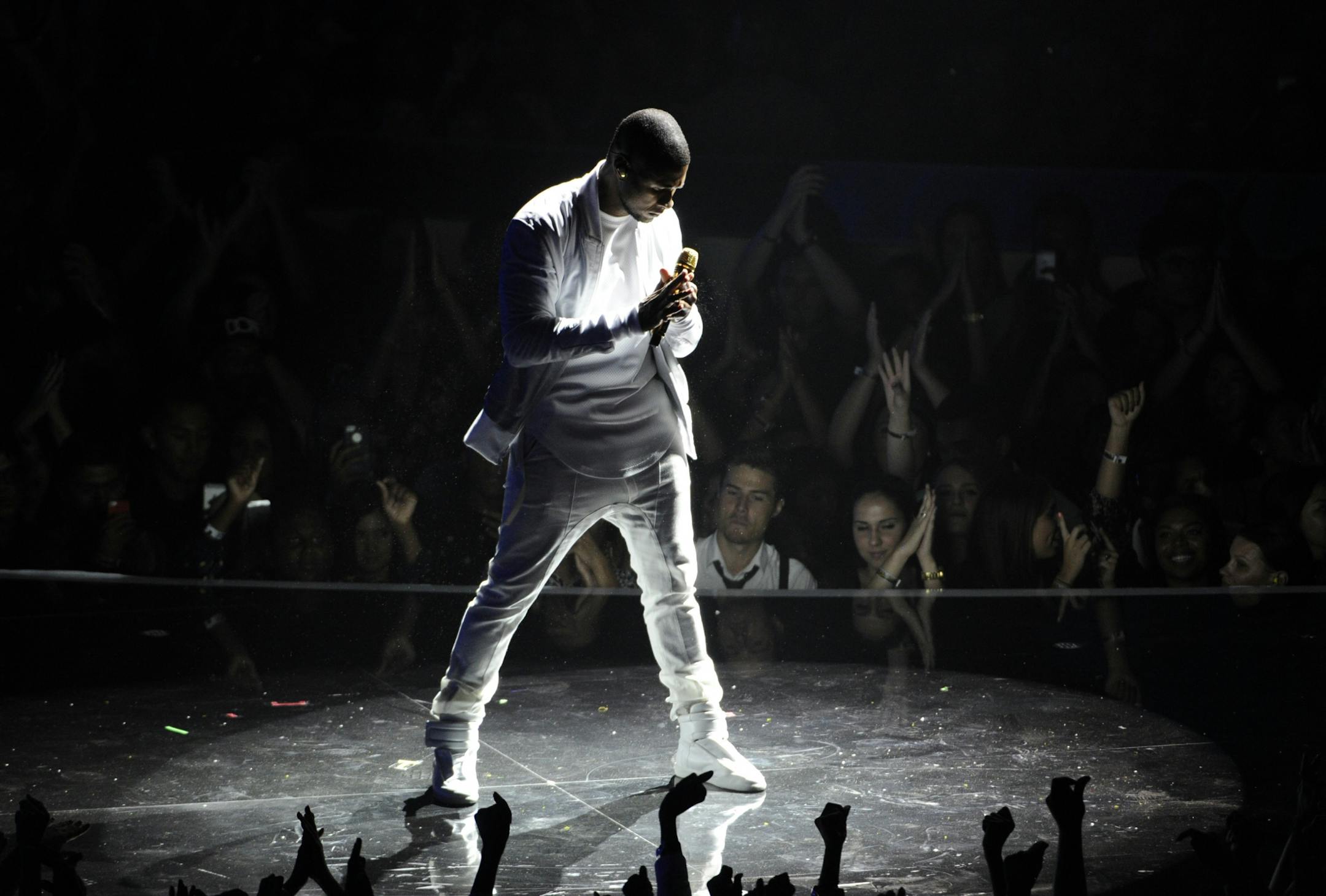 Usher performs at the MTV Video Music Awards at The Forum on Sunday, Aug. 24, 2014, in Inglewood, Calif.