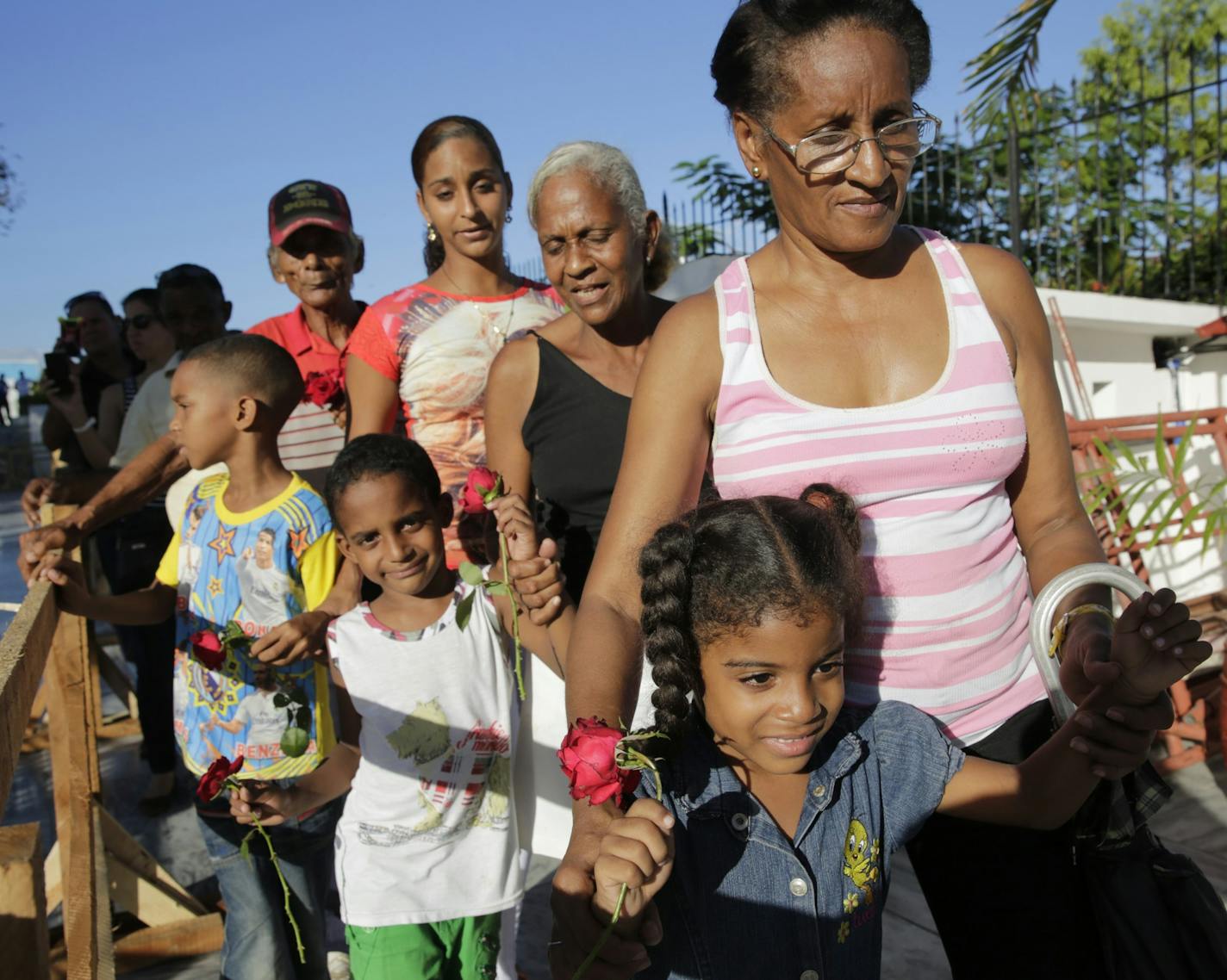 Cubans wait in line to see the tomb of Fidel Castro at the Cemeterio Santa Ifigenia in Santiago de Cuba on December 4, 2016. (Al Diaz/Miami Herald/TNS)