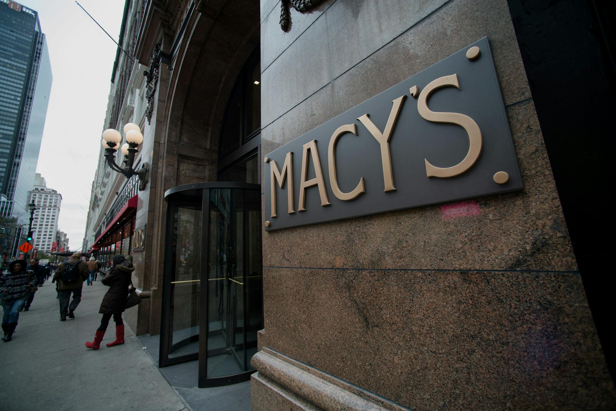 Pedestrians walk past the Macy's Inc. flagship store in New York, U.S., on Tuesday, Nov. 12, 2013. Macy's Inc. is scheduled to release earnings figures on Nov. 13. Photographer: Ron Antonelli/Bloomberg