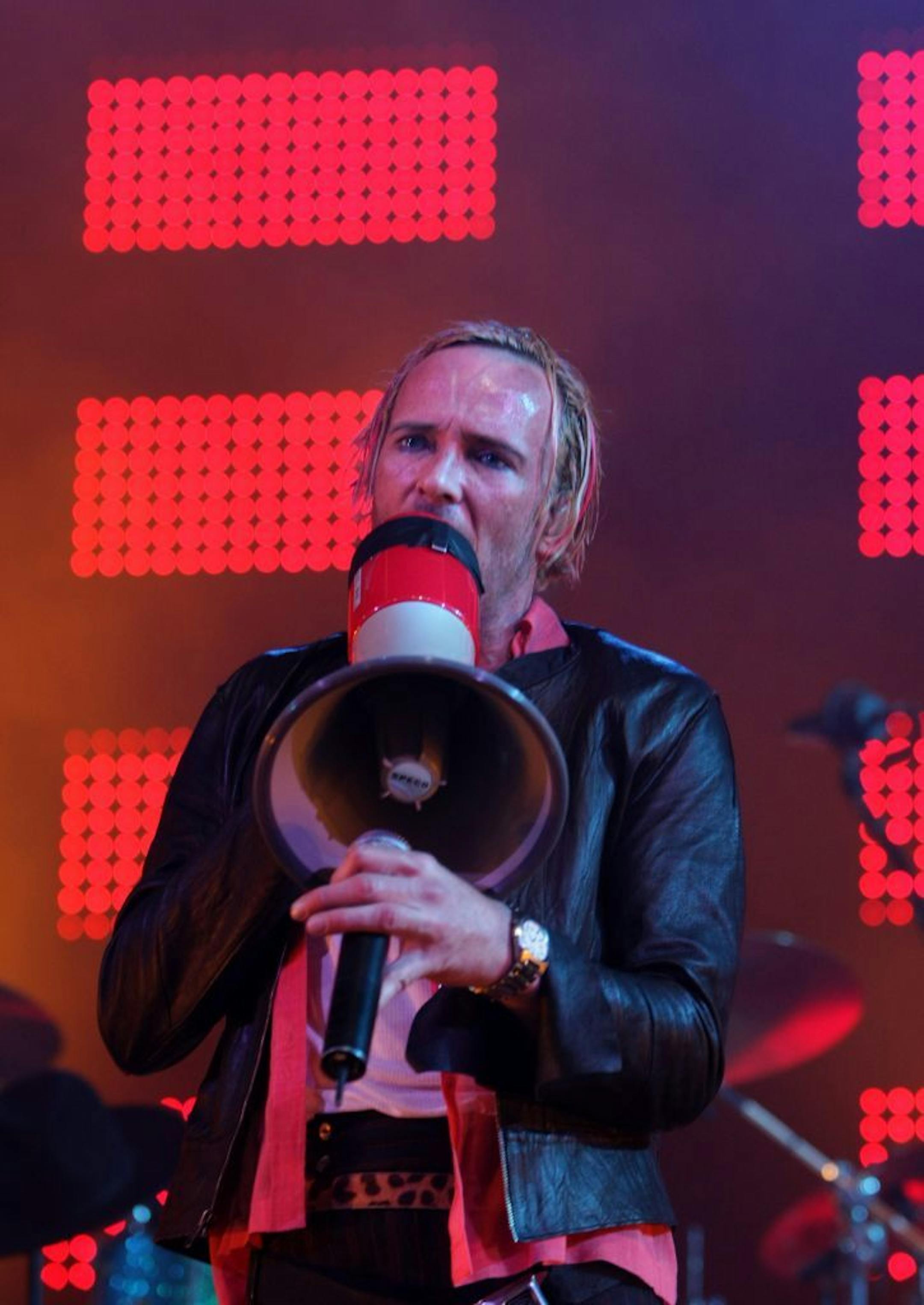 Scott Weiland of Stone Temple Pilots playing a megaphone during "Big Bang Baby," the third song of the band's June 6, 2008, show at Roy Wilkins Auditorium.