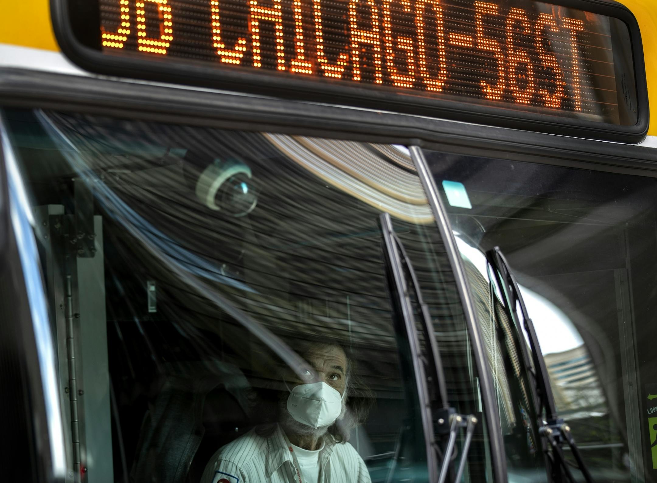 A METRO bus driver waited for passengers to board the busy on Nicollet Mall .