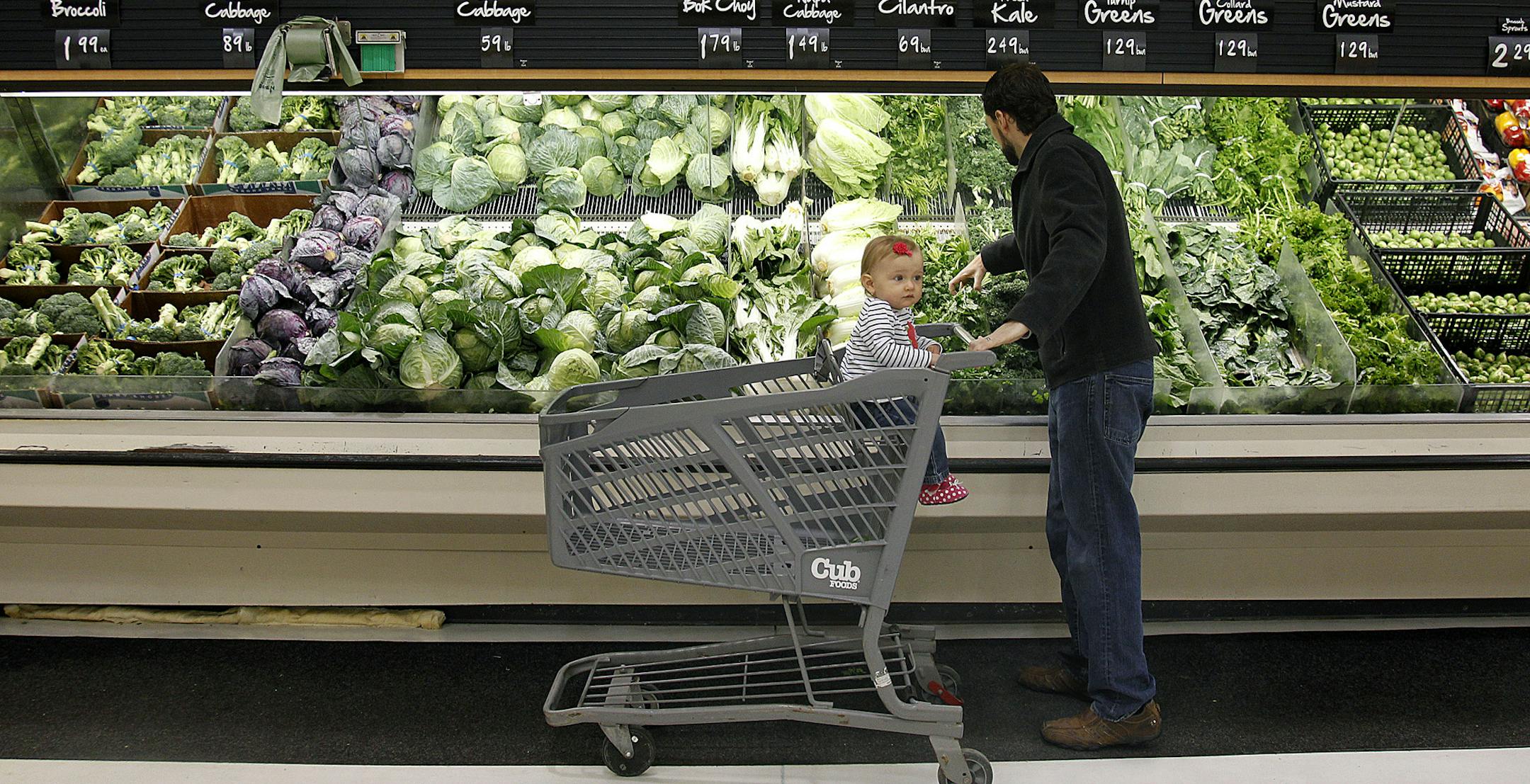 Paul Van Overbeke, who works as a chef at night, shopped for groceries with his 1-year-old daughter Betsy at a Minneapolis, MN Cub Foods, Monday, March 18, 2013. (ELIZABETH FLORES/STAR TRIBUNE) ELIZABETH FLORES • eflores@startribune.com