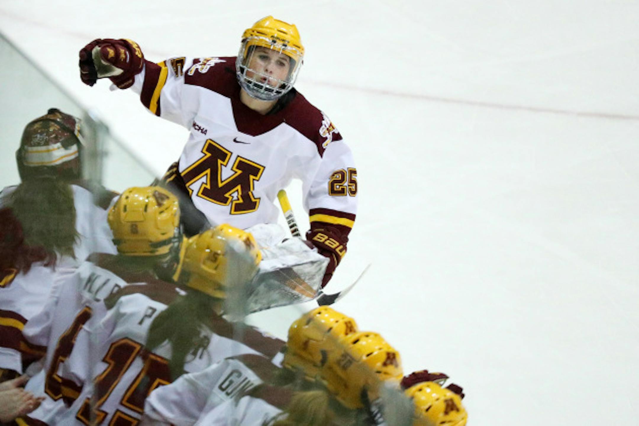 Minnesota Golden Gophers forward Nicole Schammel (25) celebrated with her teammates on the bench after scoring in the second period. ] ANTHONY SOUFFLE • anthony.souffle@startribune.com