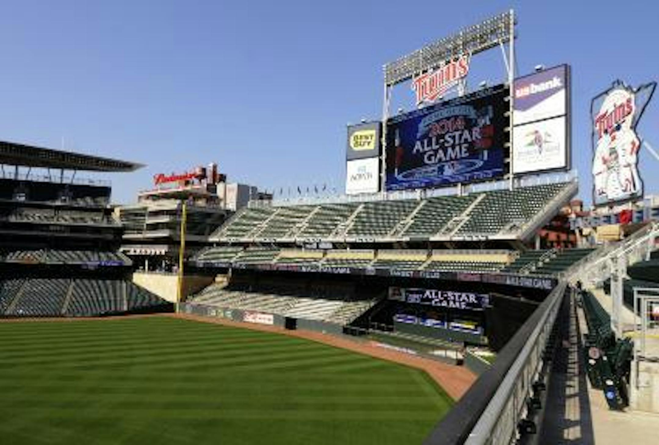 A message showing that the Minnesota Twins will host the 2014 All-Star game at Target Field displays on an outfield video screen after Commissioner Bud Selig made the announcement prior to a baseball game between the Twins and the Seattle Mariners, Wednesday, Aug. 29, 2012, in Minneapolis. (AP Photo/Jim Mone)