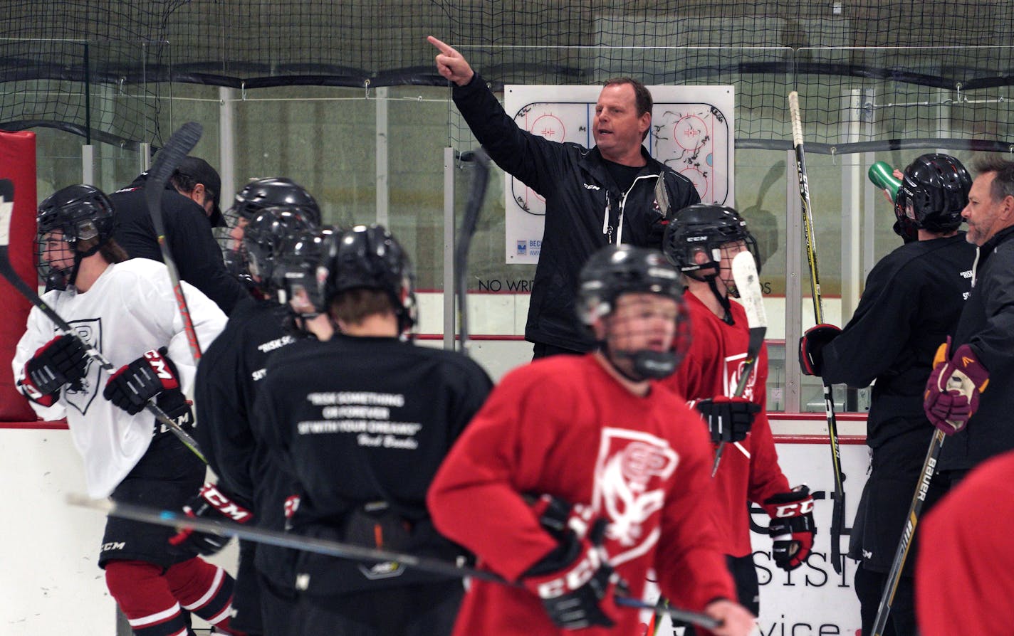 Eden Prairie Hockey Coach Lee Smith works with his players during practice Tuesday afternoon.] The Eden Prairie boys hockey team welcomes three new standout players to the team. How does coach Lee Smith and the returning players manage the new faces, those left behind as a result, and the expectations to win a state championship? brian.peterson@startribune.com
Eden Prairie, MN
Tuesday, November 20, 2019