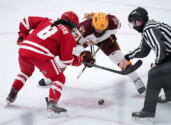 Minnesota forward Emily Oden (21) and Wisconsin forward Makenna Webster (8) went for a face off in the first period. ] ANTHONY SOUFFLE • anthony.sou