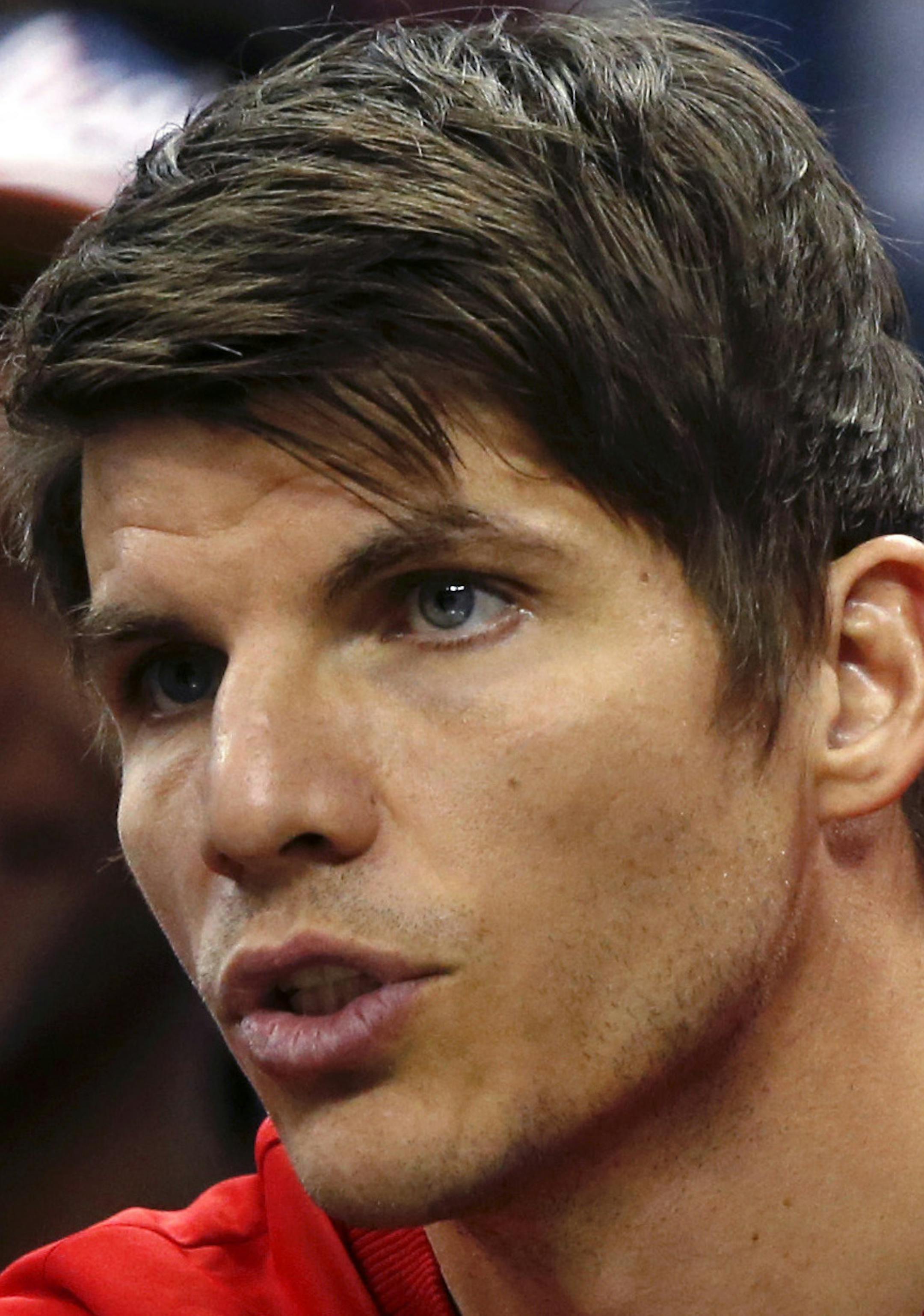 Atlanta Hawks guard Kyle Korver, right, greets forward Thabo Sefolosha who comes to the bench in the first half of an NBA basketball game against the Atlanta Hawks in New Orleans, Thursday, Jan. 5, 2017. (AP Photo/Gerald Herbert)