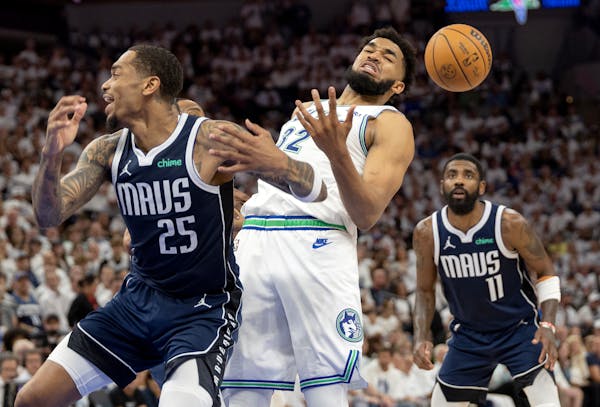 P.J. Washington (25) and Karl-Anthony Towns fight for the ball in the second quarter of Game 1.