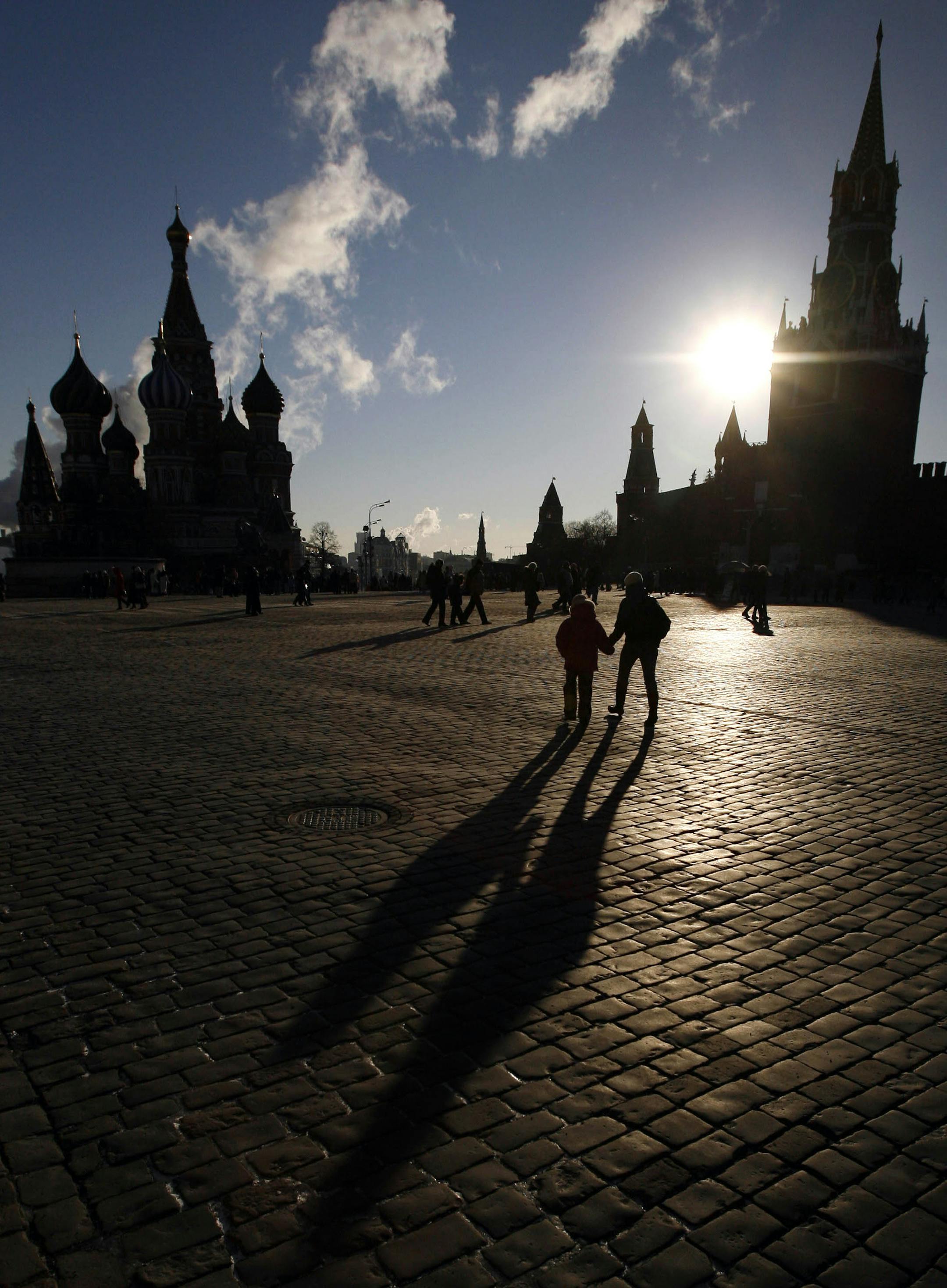 People cross the Red square in central Moscow, 03 January 2008, as the air temperature in the capital dropped down to -12 degrees Celsius. AFP PHOTO / ALEXEY SAZONOV