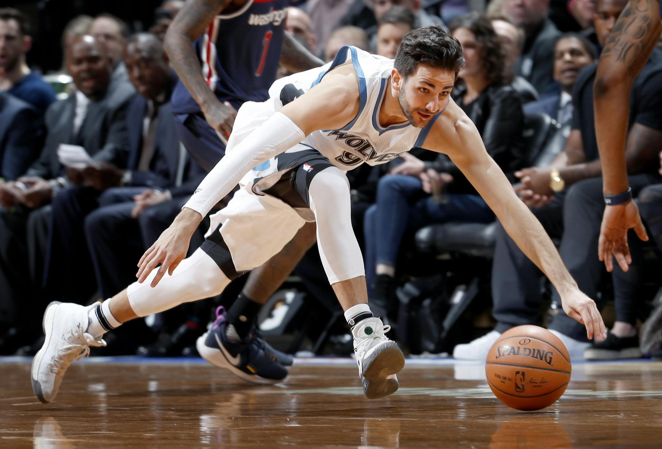 Ricky Rubio (9) chased a loose ball in the second quarter.