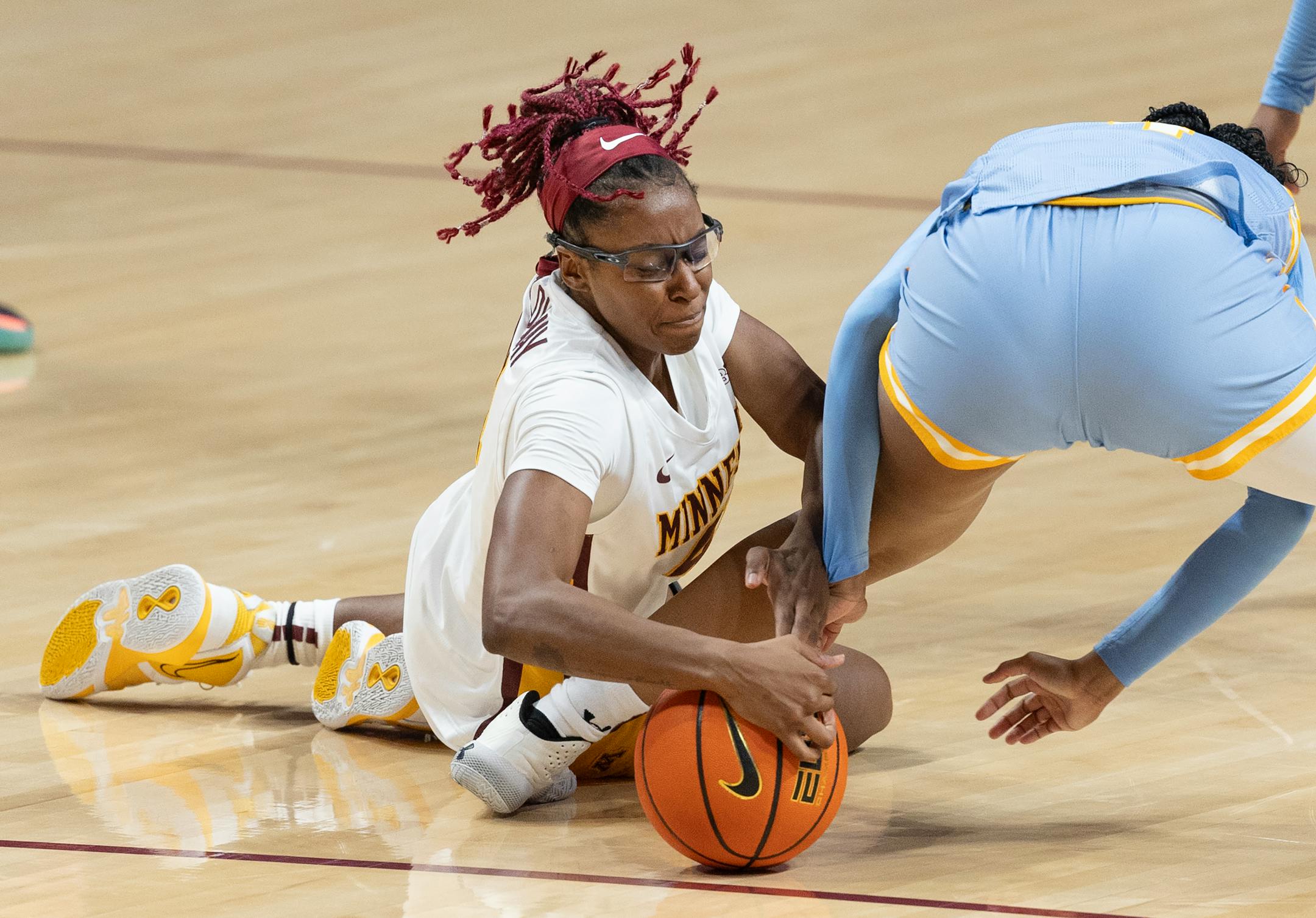 Niamya Holloway (41) of Minnesota and Kayla Tilus (4) of Long Island fight for a loose ball in the fourth quarter Wednesday, November 8, 2023, at Williams Arena in Minneapolis, Minn. ] CARLOS GONZALEZ • carlos.gonzalez@startribune.com