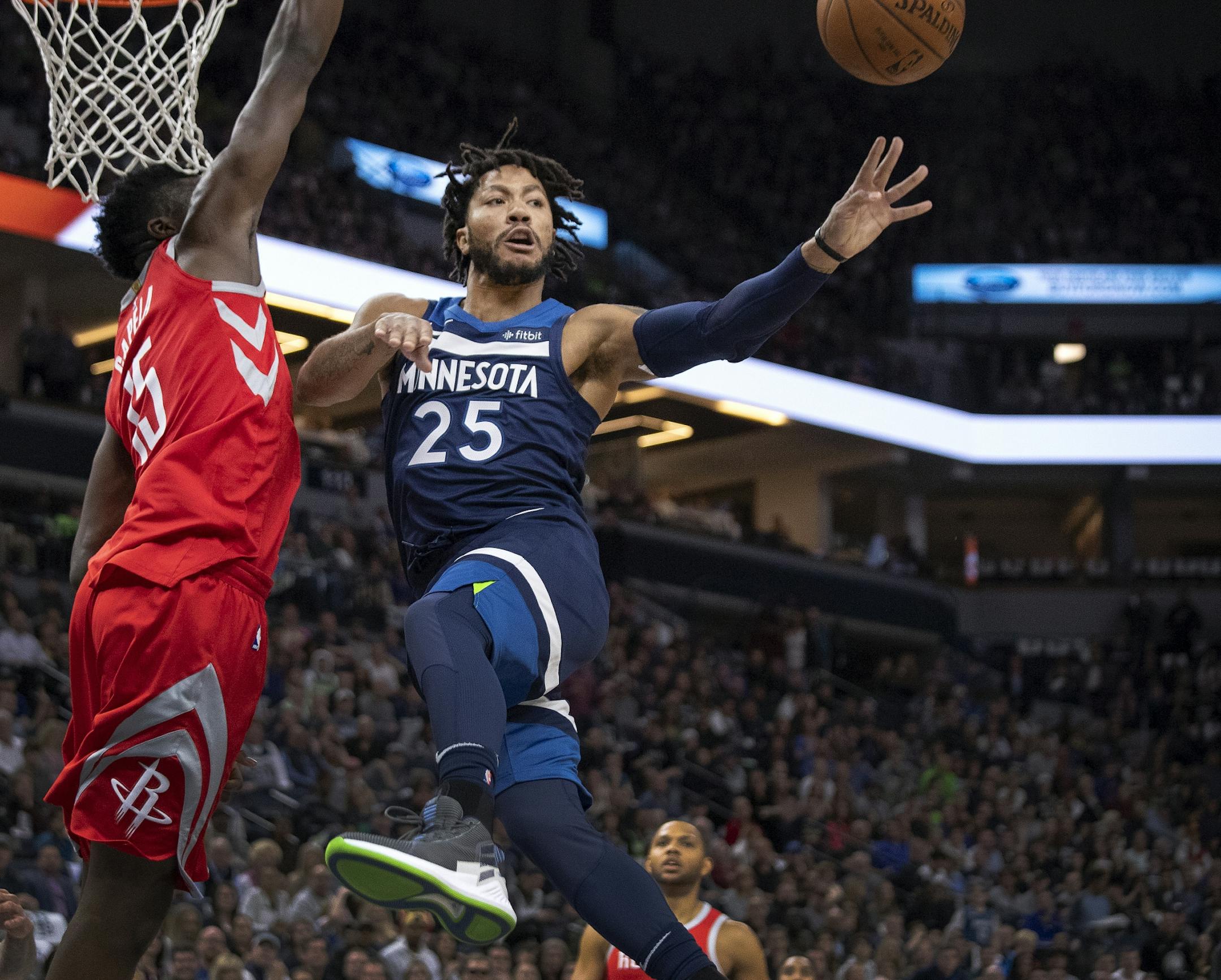 Derrick Rose (25) passed the ball to a teammate in the second quarter.