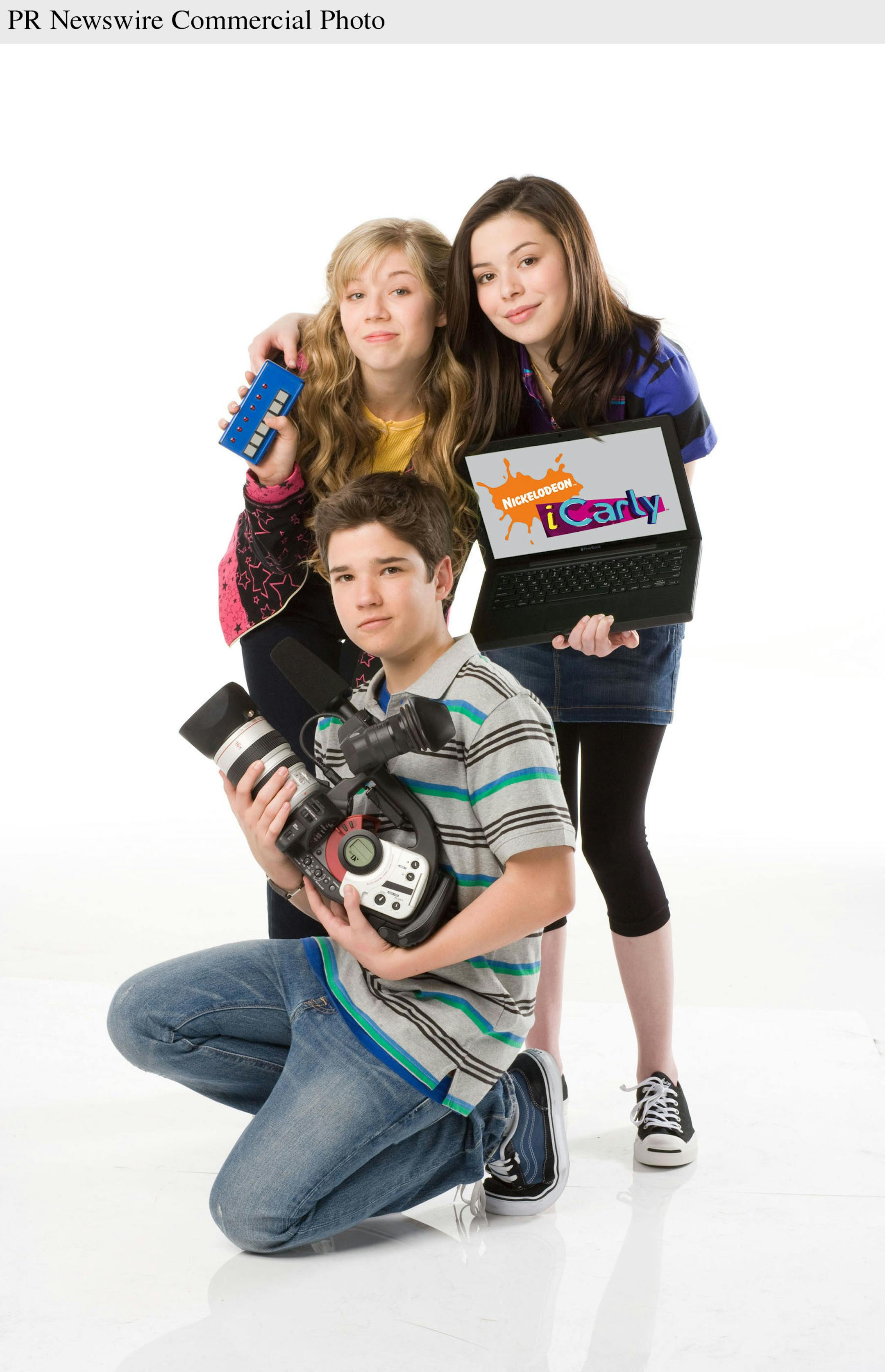 Left to right: Jenette McCurdy (Sam), Miranda Cosgrove (Carly) and Nathan Kress (Freddy).