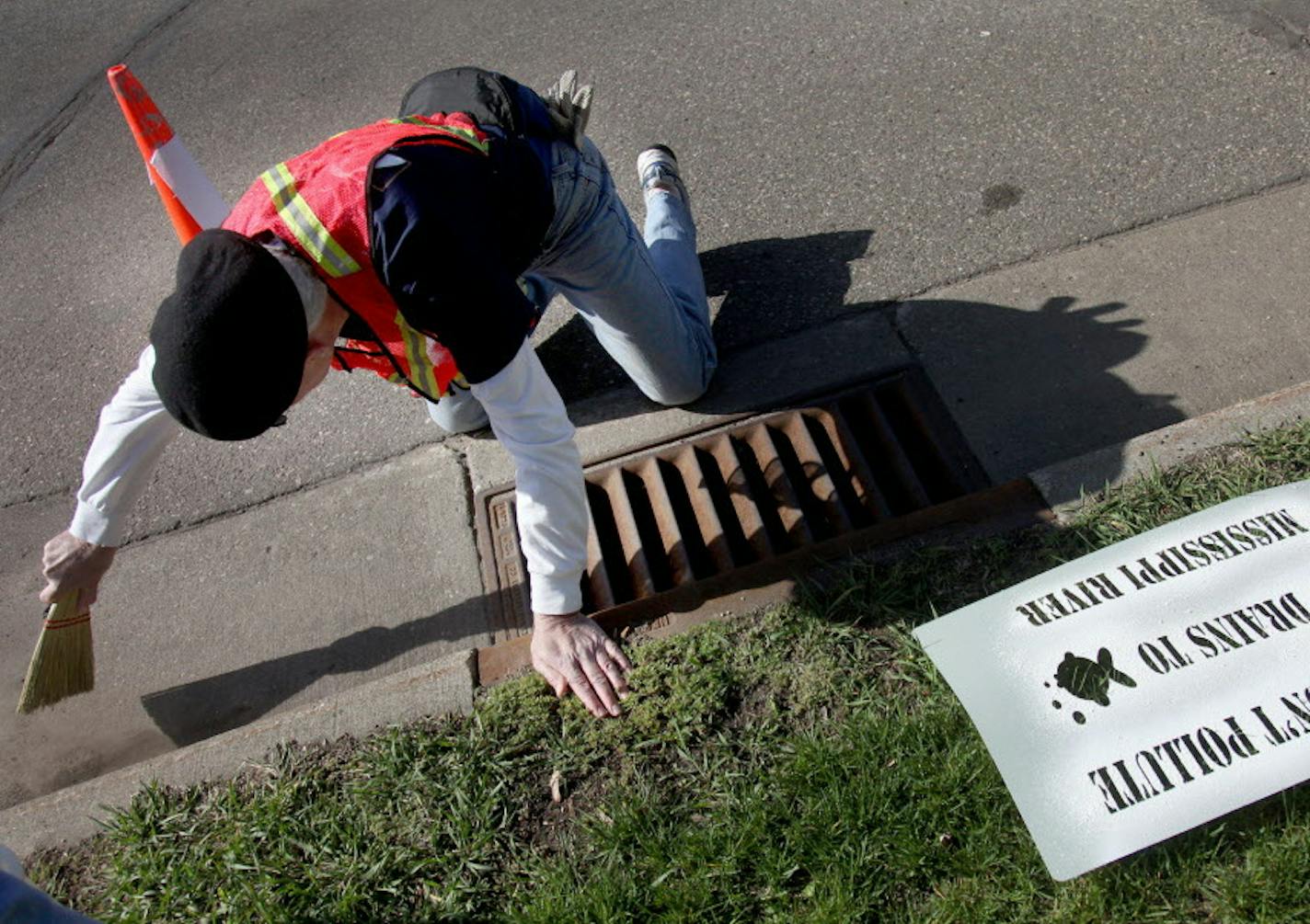 ELIZABETH FLORES &#x2022; eflores@startribune.com April 22, 2010 - St. Paul, MN - This week is National Volunteer Week, and the folks at Hands On Twin Cities have pulled together more than 800 volunteers to work on projects such as school beautification, park-clean-ups, medical supply sorting, seed planting at a nature center and other projects. On Thursday -- Earth Day -- at least 50 volunteers met at Lindwood Park to begin paint stencilling storm drains with the words "Don't Pollute. Drains In