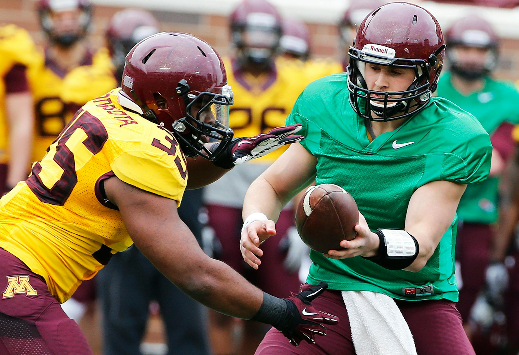 Quarterback Mitch Leidner, right, handed off to running back Rodrick Williams. ] Minnesota Gophers Spring football scrimmage. (MARLIN LEVISON/STARTRIBUNE(mlevison@startribune.com)