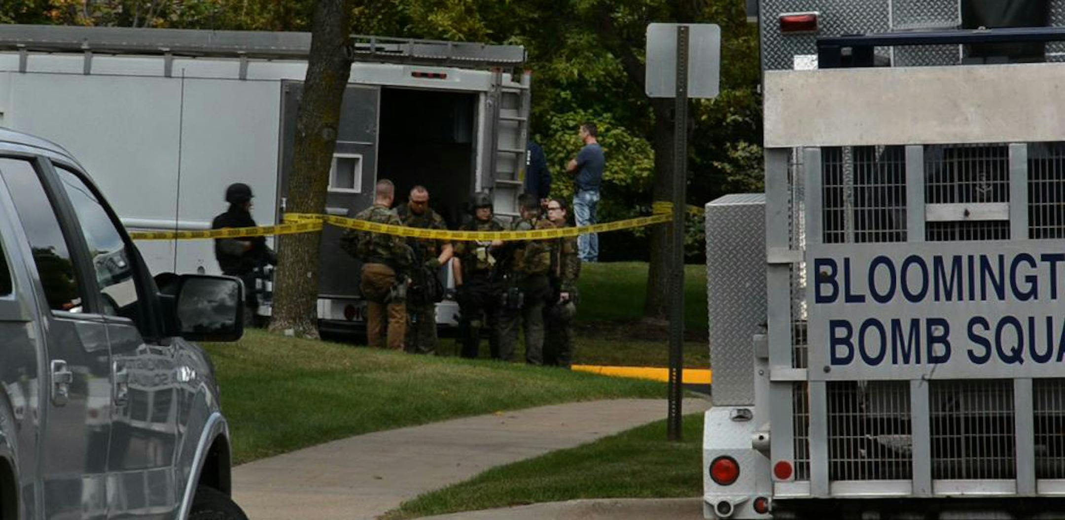 Eden Prairie Police, Hennepin Country sheriff deputies, and other neighboring municipalities established a perimeter around an apartment build on the 8600 block of Magnolia Trail in Eden Prairie Saturday morning. ] STAR TRIBUNE PHOTO BY DAVID BREWSTER