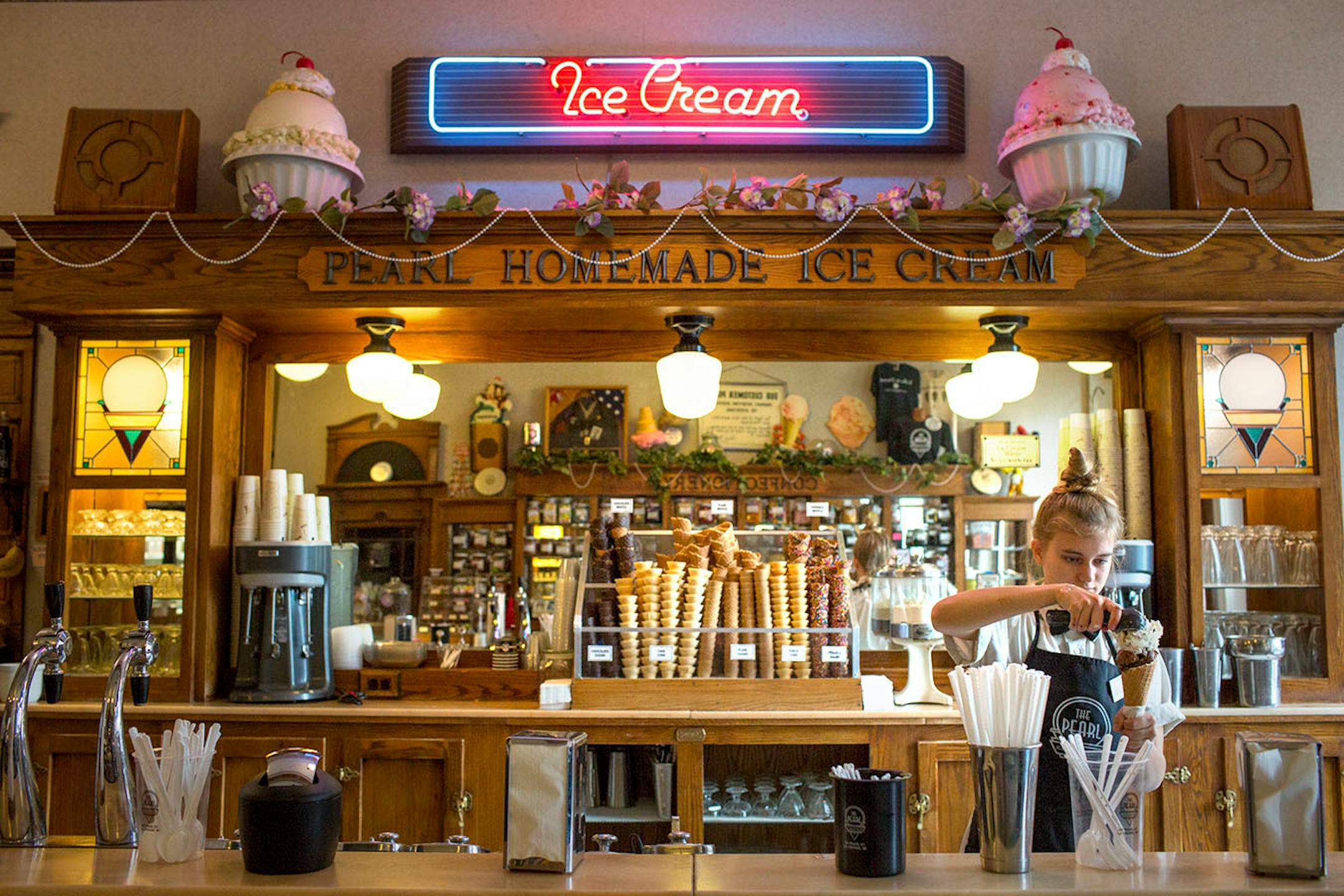 Allison Klingelhofer scoops ice cream at the Pearl Ice Cream Parlor. ] COURTNEY PEDROZA • courtney.pedroza@startribune.com June 22-24, 2017; Wisconsin restaurants, cafes, bars, bakeries and breweries; Dining along the Mississippi River.