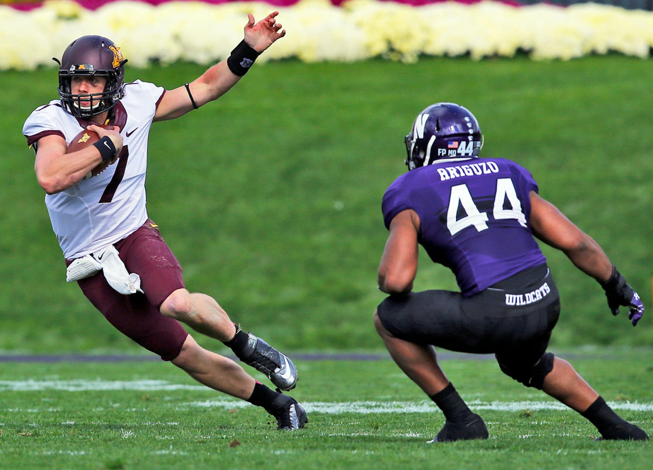 Minnesota quarterback Mitch Leidner (7) evaded Northwestern tackler Chi Chi Ariguzo (44) in first half action.