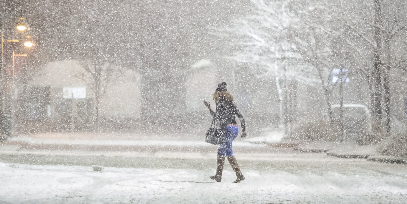 Shoppers ran through the blowing snow at a Best Buy parking lot on Monday, November 30, 2015, in Maple Grove, Minn. ] RENEE JONES SCHNEIDER &#xef; reneejones@startribune.com