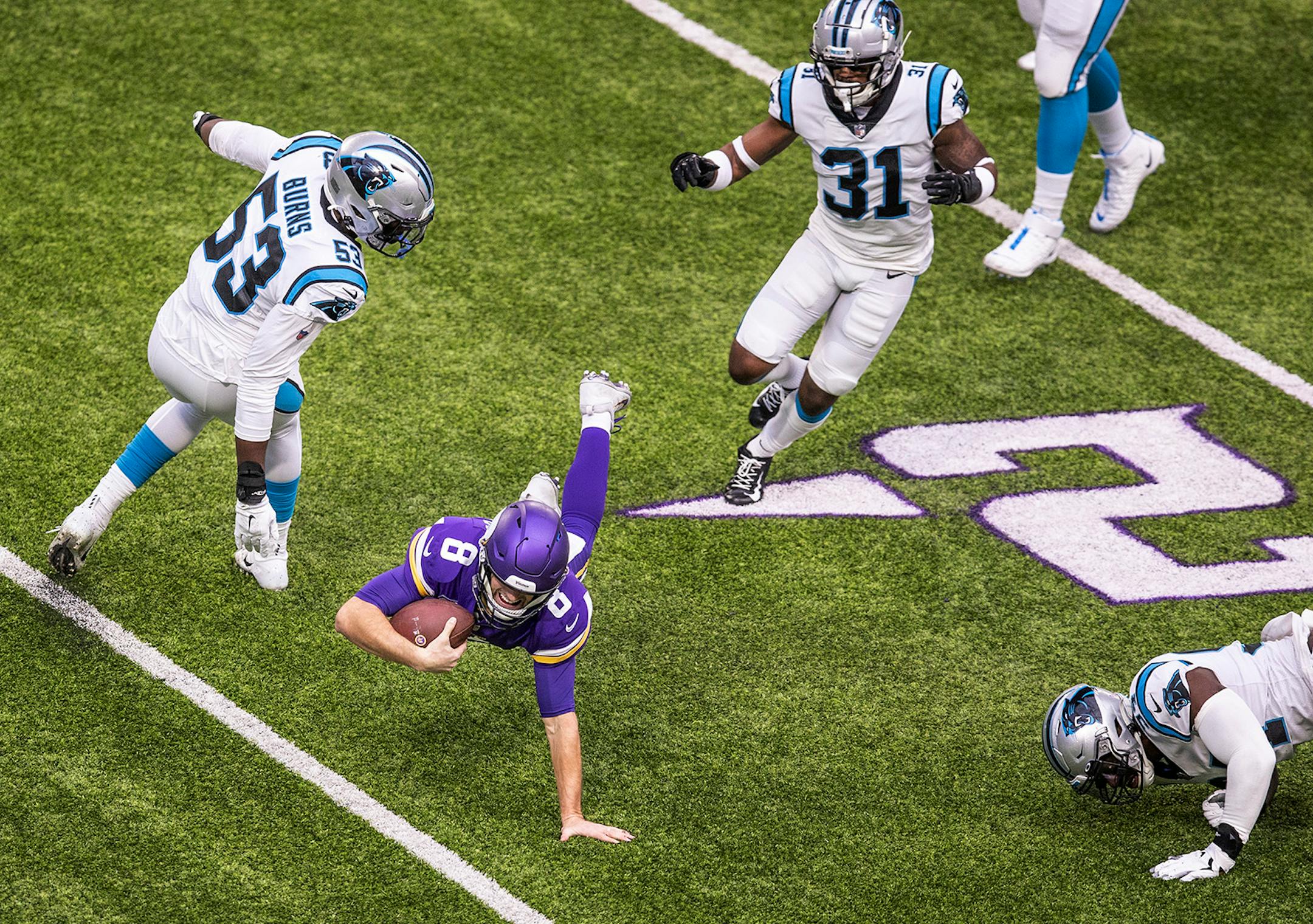 Minnesota Vikings quarterback Kirk Cousins (8) scrambles for a nine yard fist down run in the first quarter.
