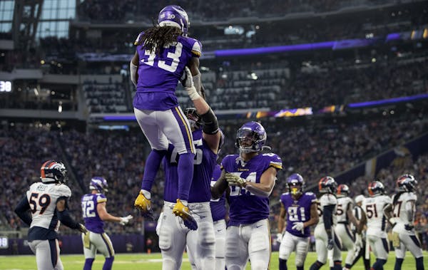 Dalvin Cook (33) celebrated after scoring a touchdown in the fourth quarter.