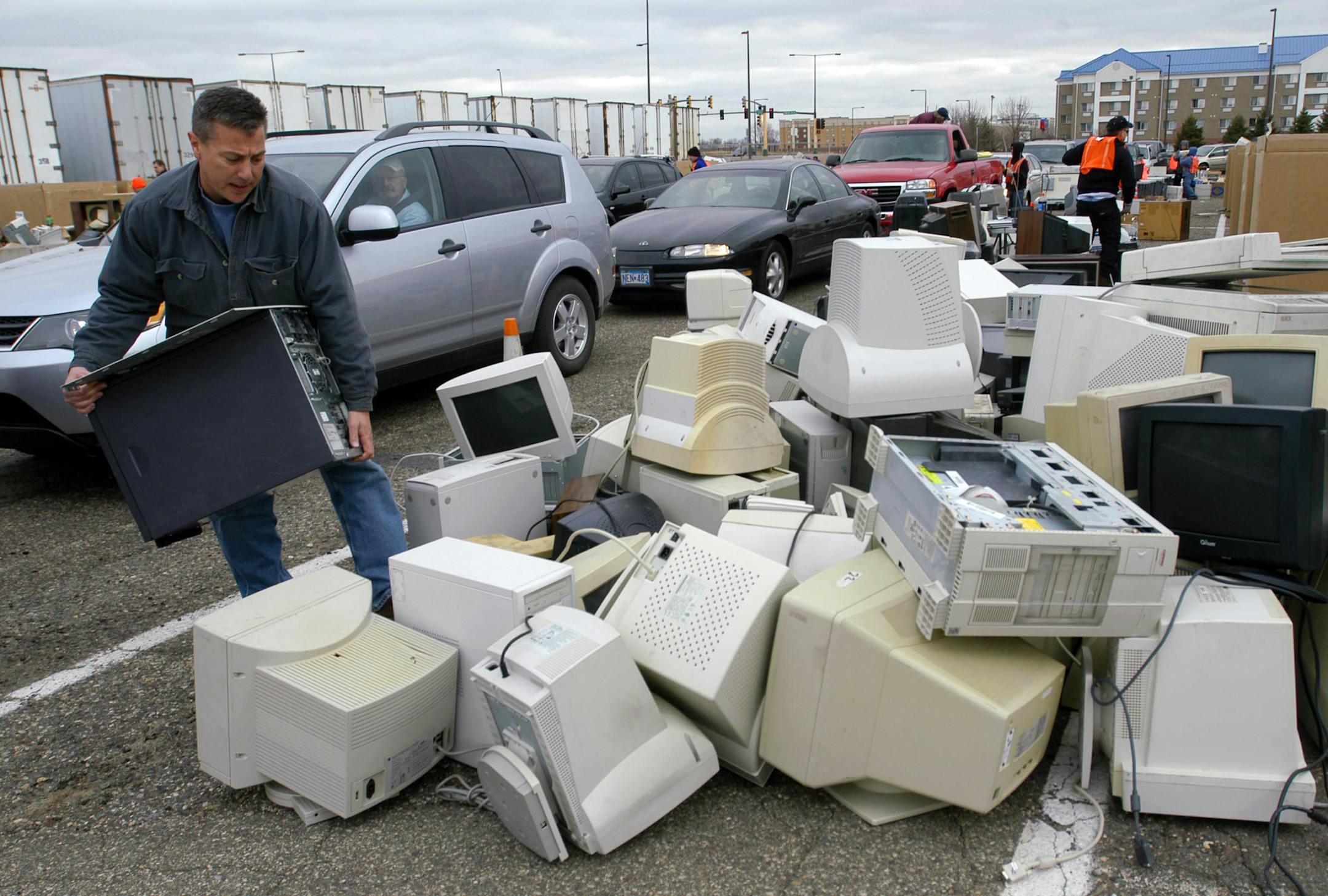 David Best, president of Prism Software, unloads a truck full of old computer equipment Thursday Nov. 15, 2007 during an e-cycling event near the Mall of America in Bloomington, Minn. Thousands of people lined up for blocks with carloads and truckloads of old consumer appliances needing to be recycled. The event sponsored by the Mall of America and the Materials Processing Corporation (MPC) will run through Saturday and is designed to help Minnesotans clean house and protect the environment agai