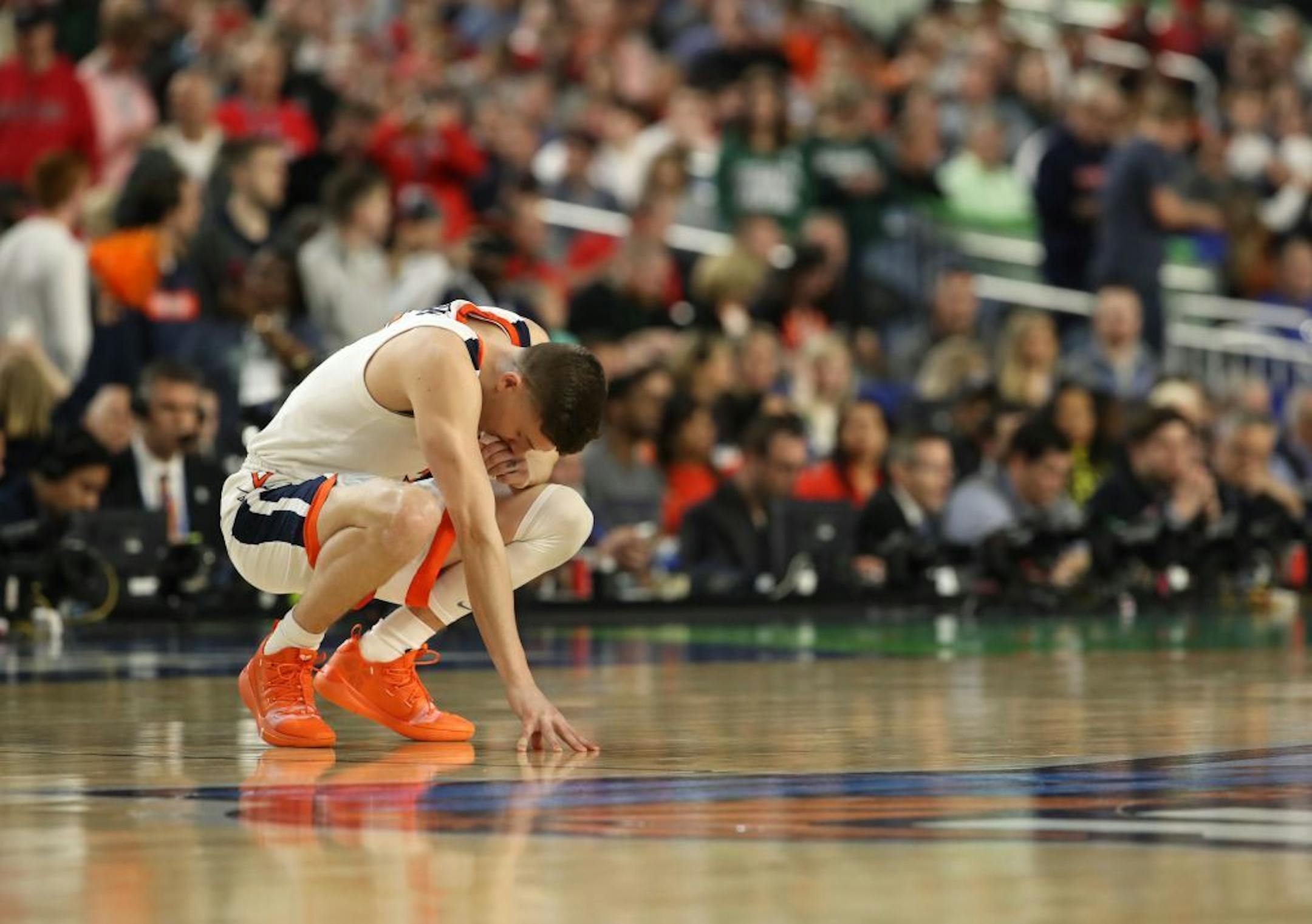 Virginia Cavaliers guard Kyle Guy (5) paused before tipping against Auburn.