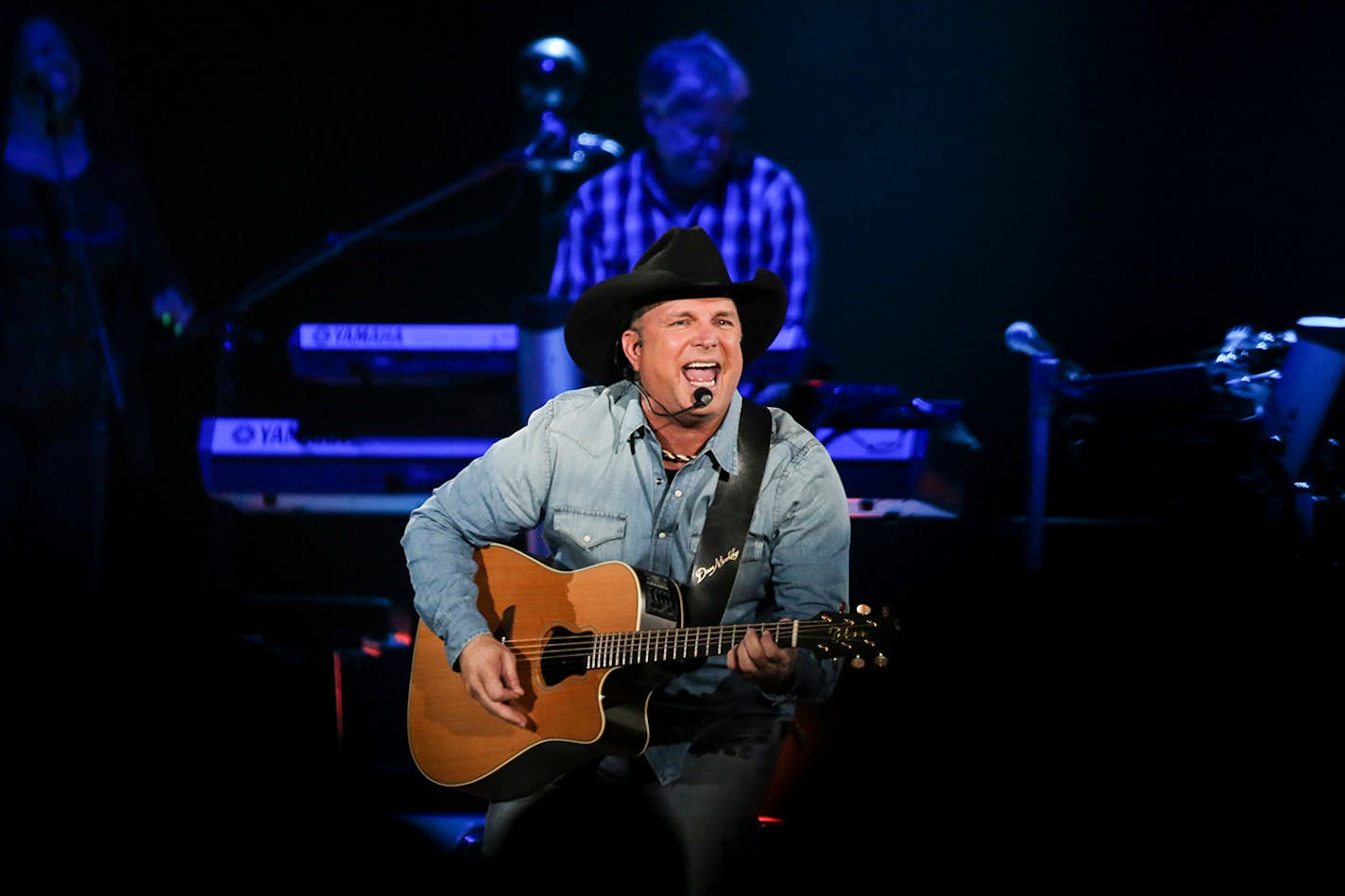 Garth Brooks performed at the Target Center on Thursday, November 6, 2014. ] RENEE JONES SCHNEIDER • reneejones@startribune.com