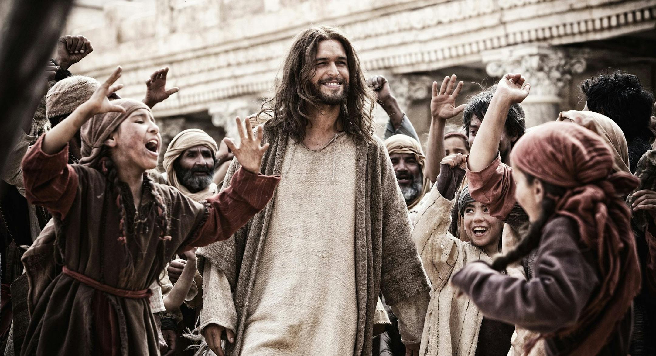 Jesus (Diego Morgado) greets his followers in "Son of God." (Courtesy Casey Crafford/MCT) ORG XMIT: 1149597 ORG XMIT: MIN1402252304130613