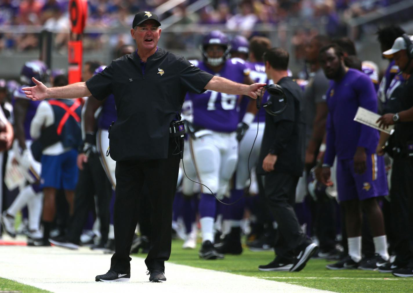 Minnesota Vikings head coach Mike Zimmer argues with an official after a penalty was not called in the first quarter.