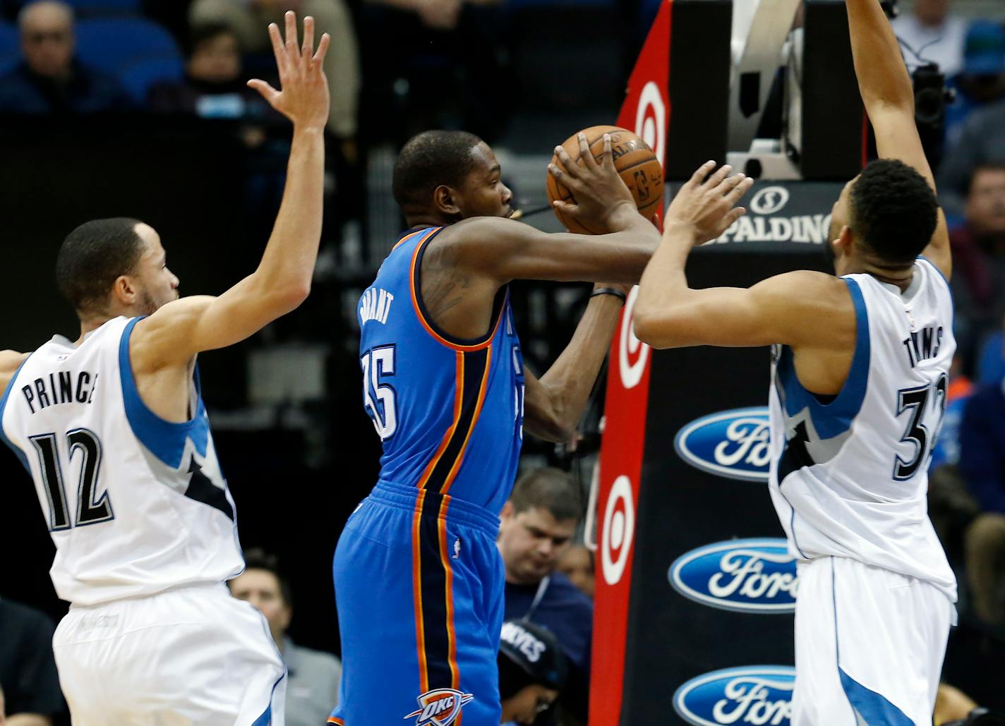 Oklahoma City's Kevin Durant looked to pass between the Timberwolves' Tayshaun Prince, left, and Karl-Anthony Towns in the first quarter during a game earlier this month.