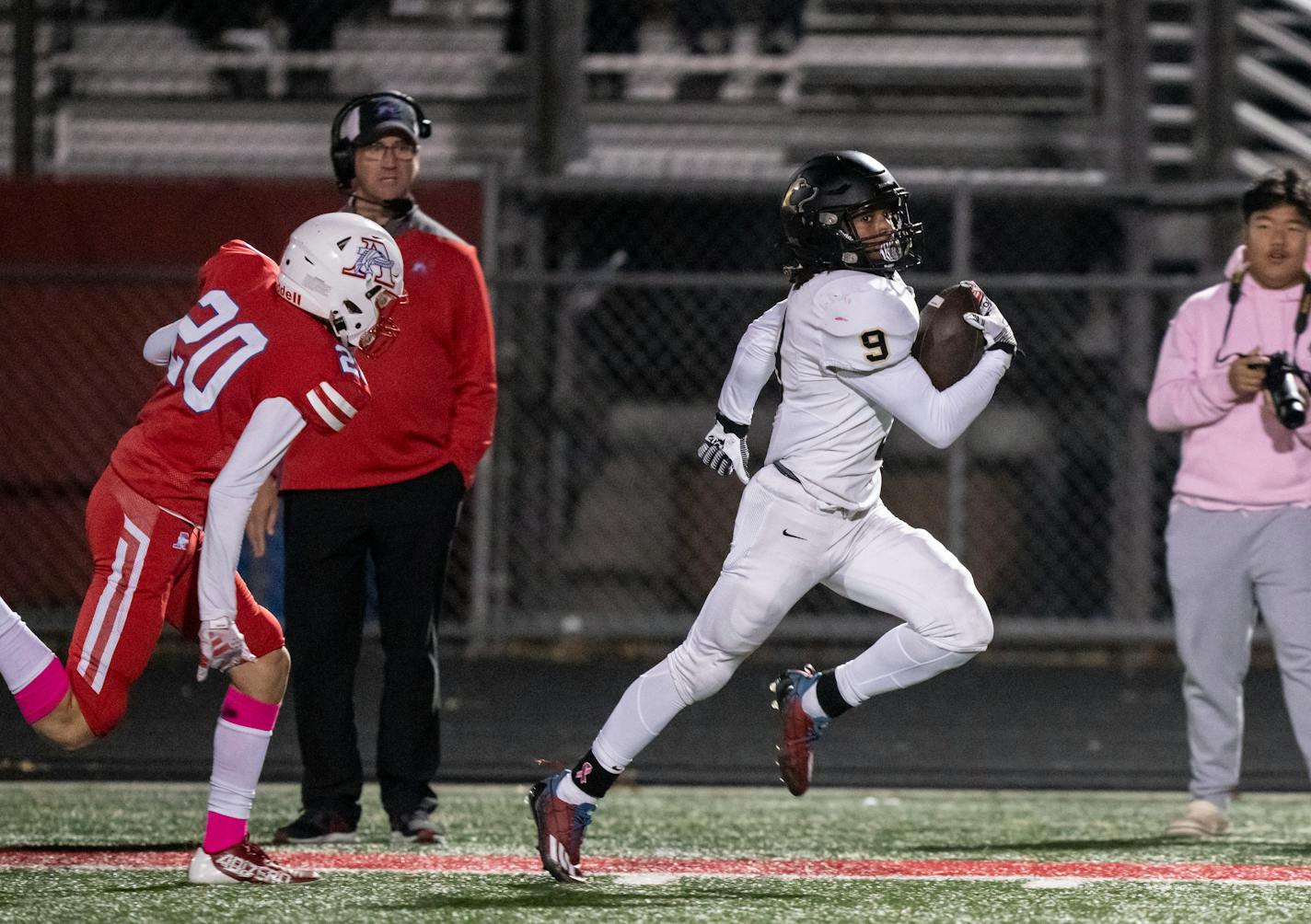 Andover's D'Mario Davenport (9) breaks away from Armstrong's defensive back Bram Hetteen (20) to run for a touchdown in the second half. Robbinsdale Armstrong High School lost to Andover High School 42-7 on Wednesday, Oct. 18, 2023 in Robbinsdale, Minn. ] RENEE JONES SCHNEIDER • renee.jones@startribune.com