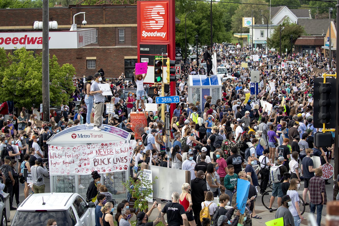 Protesters gathered at Chicago Ave. and East 38th Street in South Minneapolis after the death of George Floyd. ] CARLOS GONZALEZ • cgonzalez@startribune.com – Minneapolis, MN – May 26, 2020, Police Protest - man died after a confrontation with Minneapolis on Monday evening. A bystander video that started circulating sometime after the incident appeared to show the man pleading with officers that he couldn't breathe - George Floyd